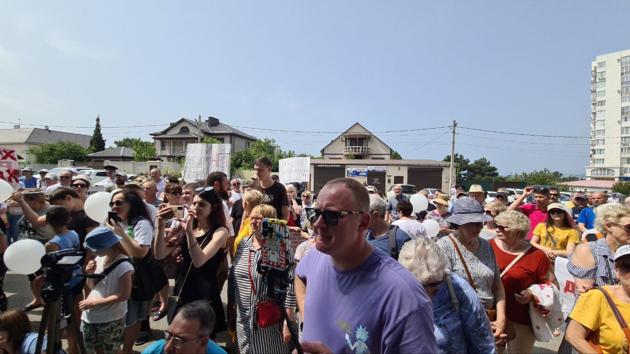 Митинг длился около двух часов Митинг длился около двух часов