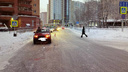 Увезли в больницу с травмами: в Новосибирске водитель сбил девушку на пешеходном переходе