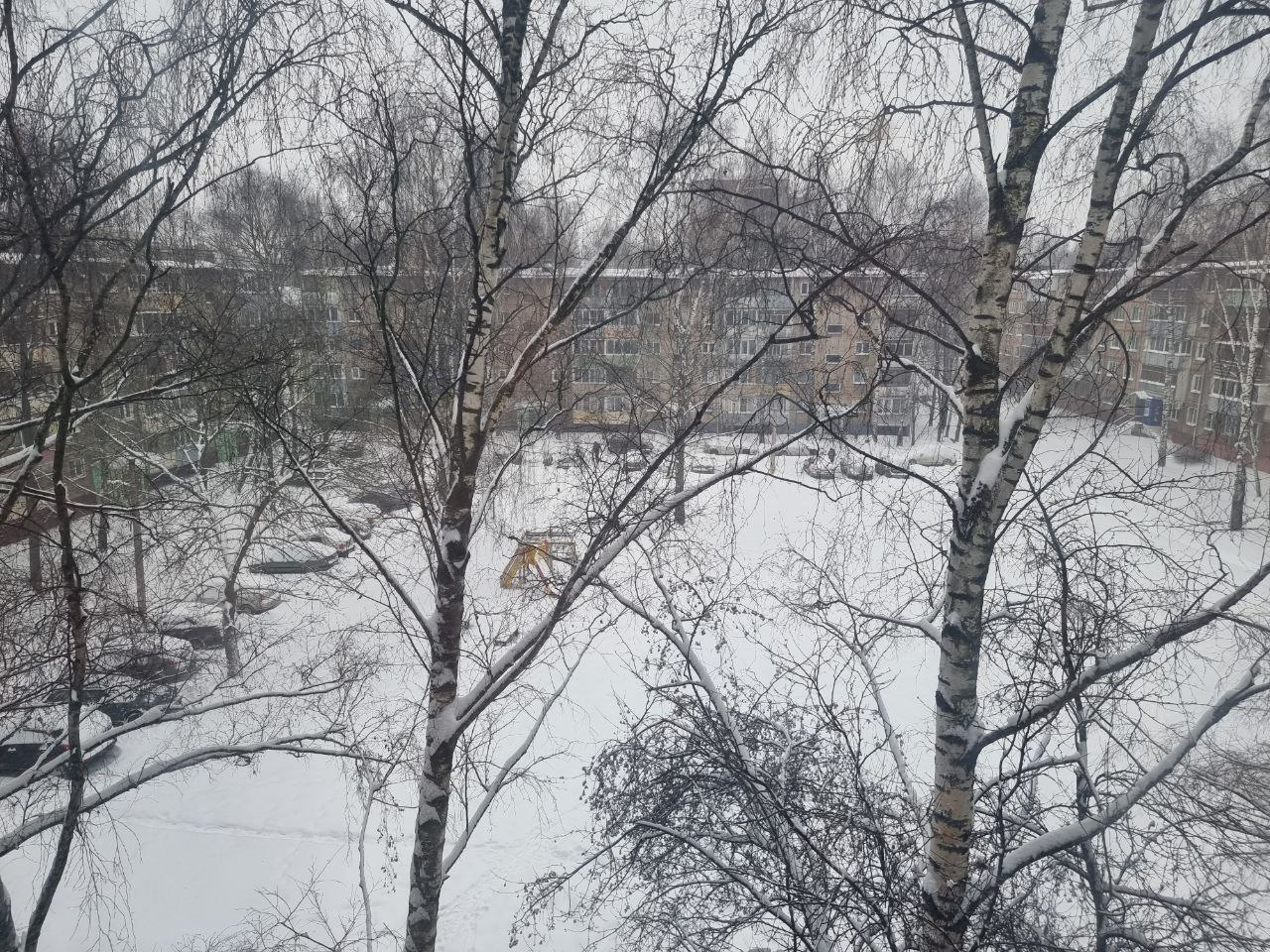В такую погоду многие решили провести выходной дома В такую погоду многие решили провести выходной дома