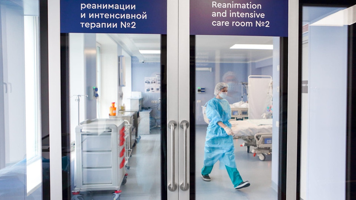 «Операция длится несколько часов, и так — каждый день». Как работают медсестры в Боткинской больнице