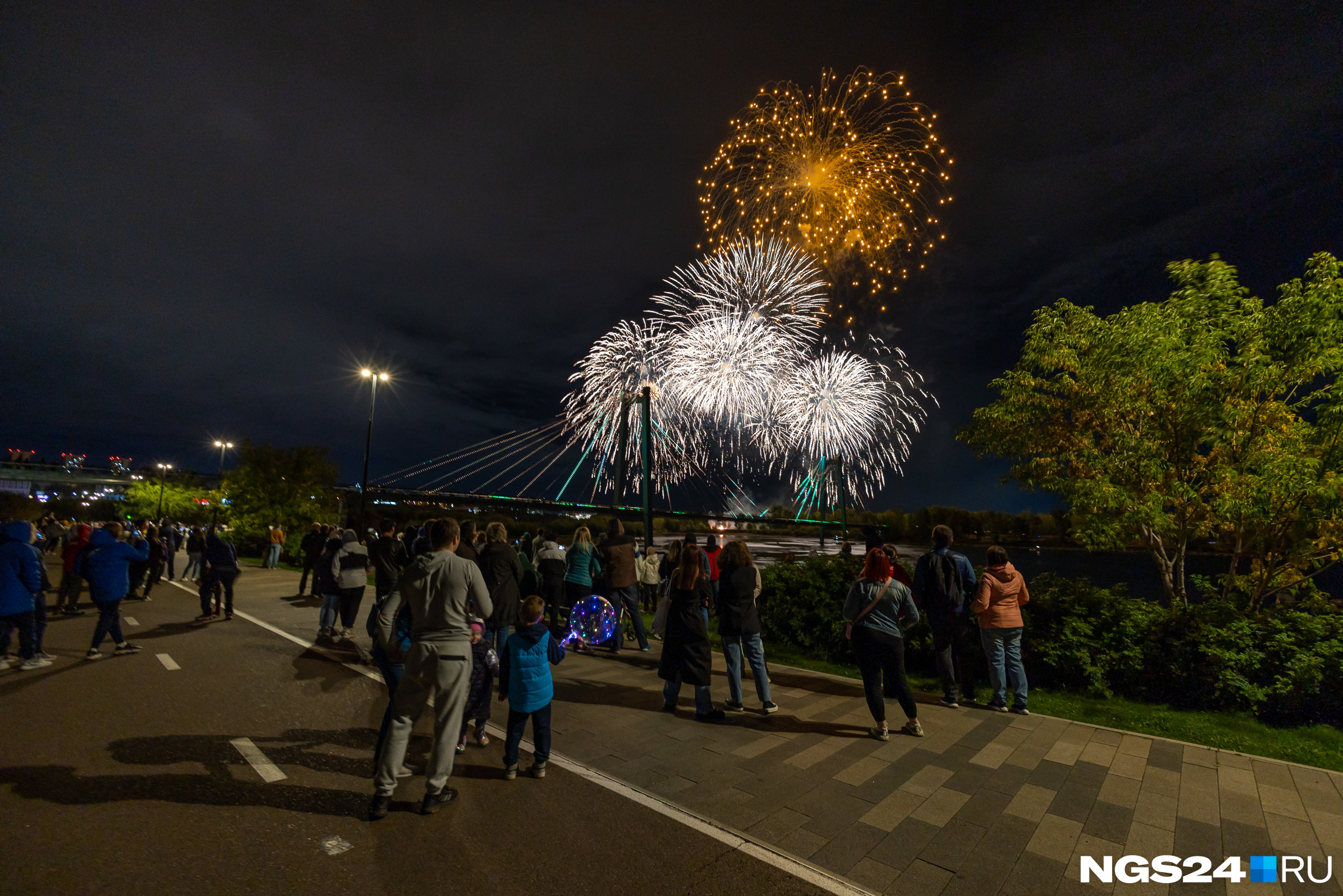 День города красноярск сегодня. Праздничный фейерверк. День города Красноярск. Салют днем. Салют на день города.