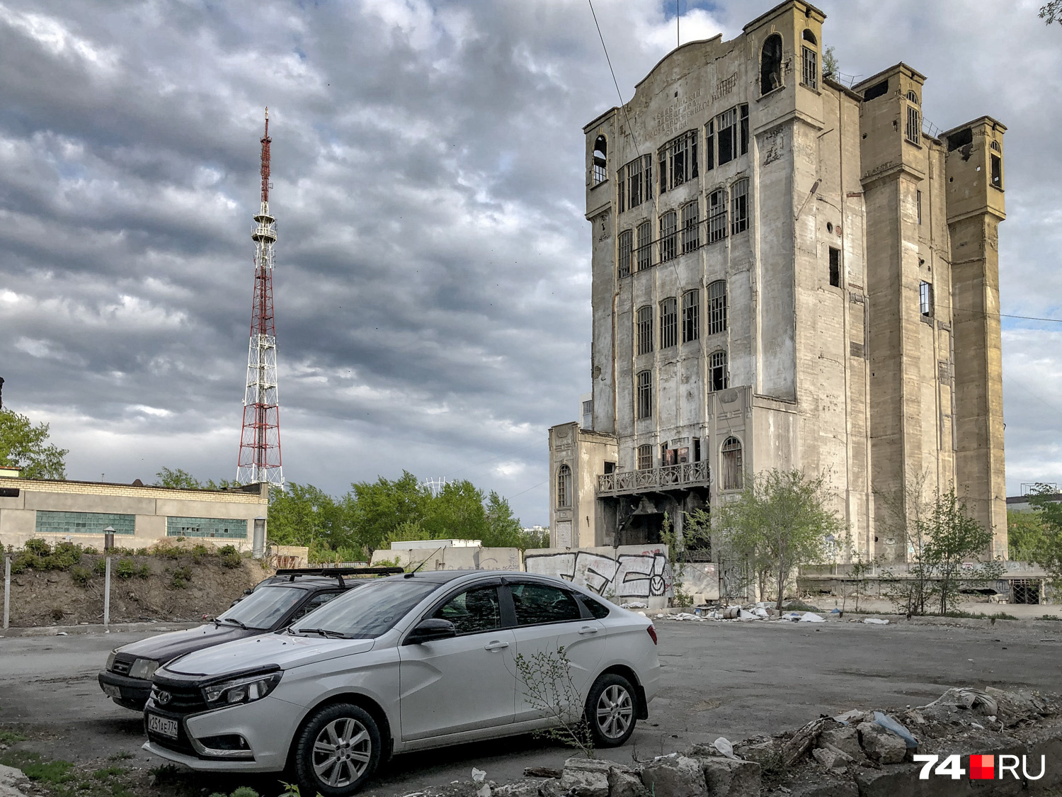 Две вершины из моего детства: телевышка и старый элеватор. Раньше подойти к нему было невозможно: стояли заборы, зерновозы заезжали через ворота со стороны драмтеатра. Место казалось мне зловещим, как замок Дракулы. А теперь стоит открытое, но… всё равно шикарно Две вершины из моего детства: телевышка и старый элеватор. Раньше подойти к нему было невозможно: стояли заборы, зерновозы заезжали через ворота со стороны драмтеатра. Место казалось мне зловещим, как замок Дракулы. А теперь стоит открытое, но… всё равно шикарно