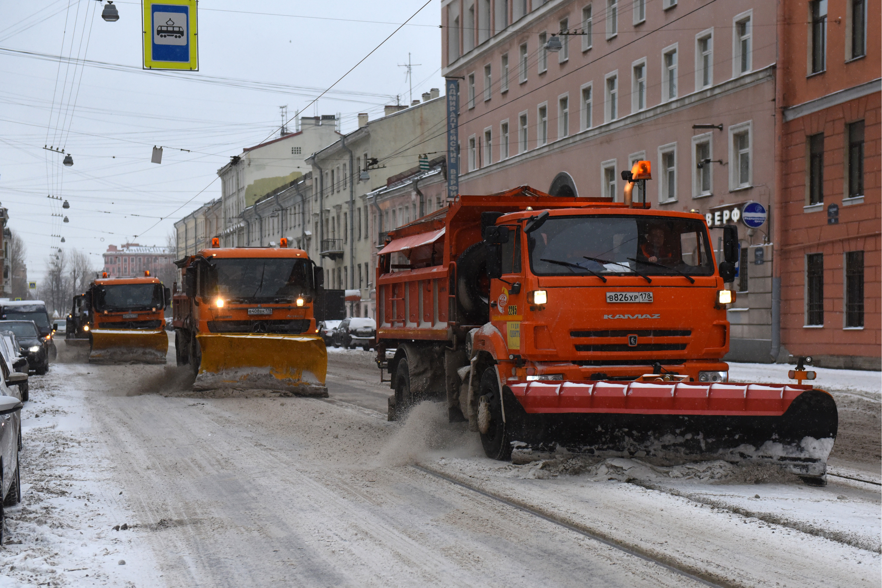 Уборка снега зимой в Питере