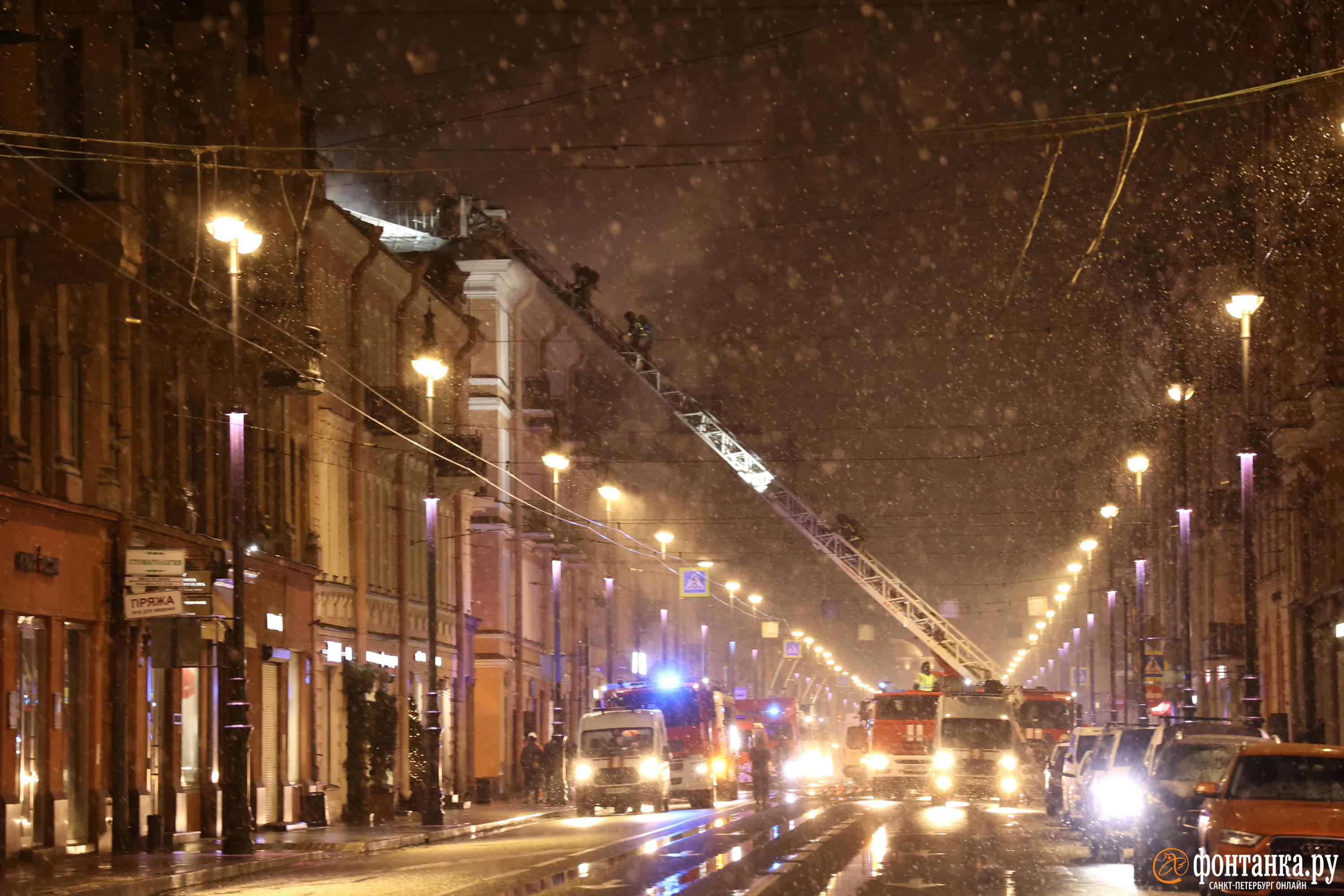 Смотрите, как пожарные тушили доходный дом на Петроградской стороне, перекрыв Большой