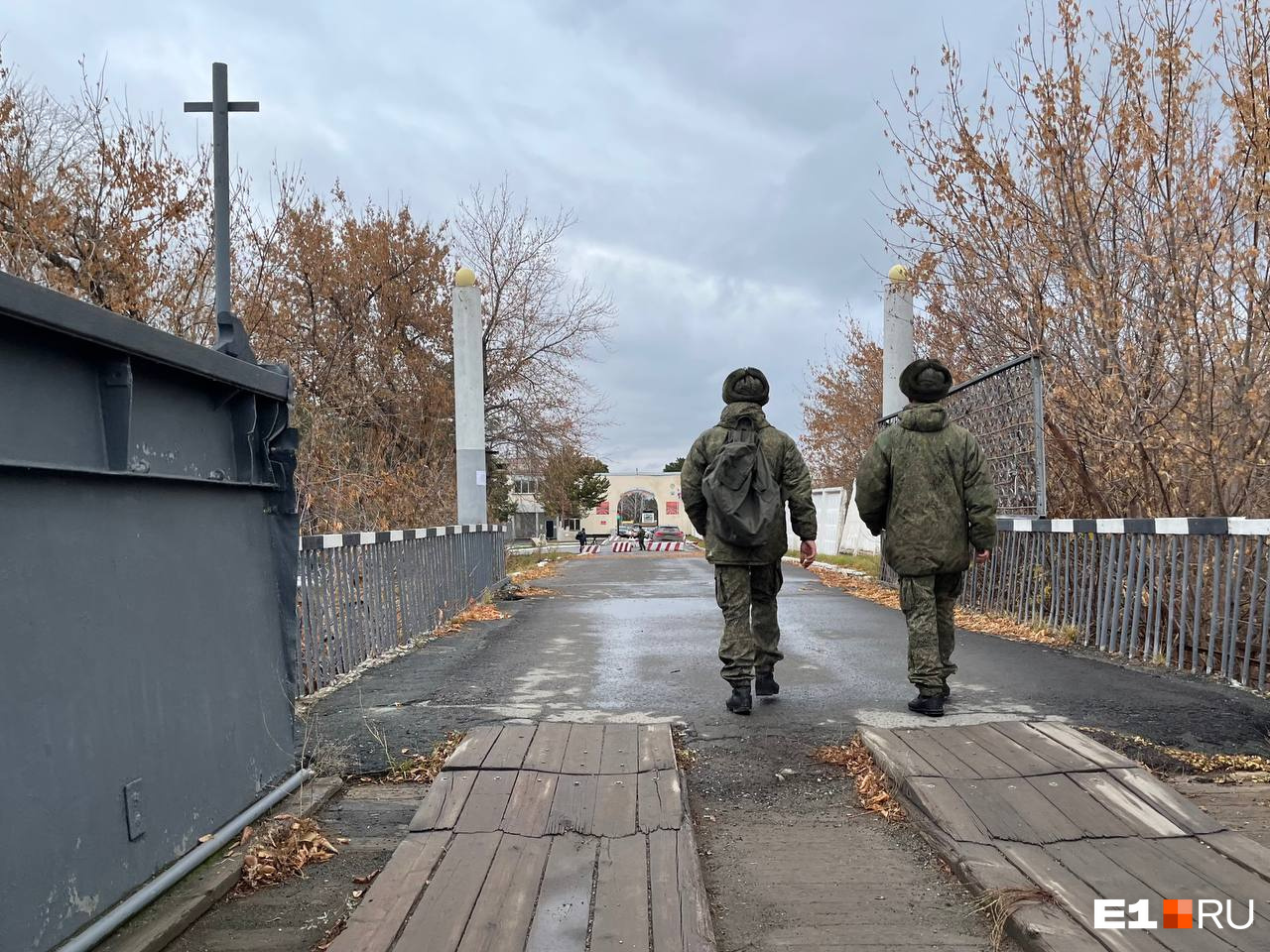 По мосту к пропускному пункту даже днем постоянно ходят военные