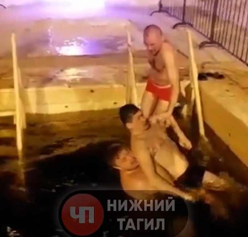«Димон, ты чего, братан?» На Урале парень чуть не утонул в крещенской проруби