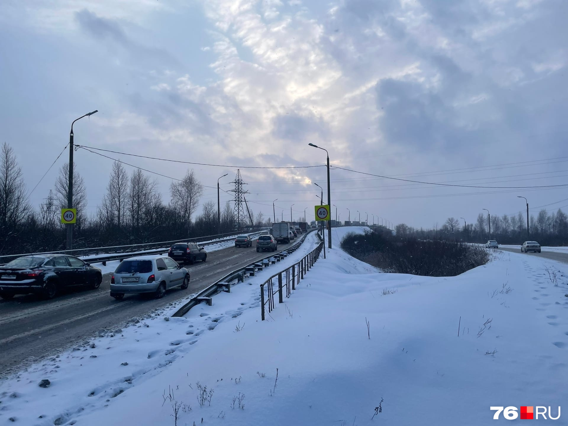 Машины спокойно проезжают Машины спокойно проезжают