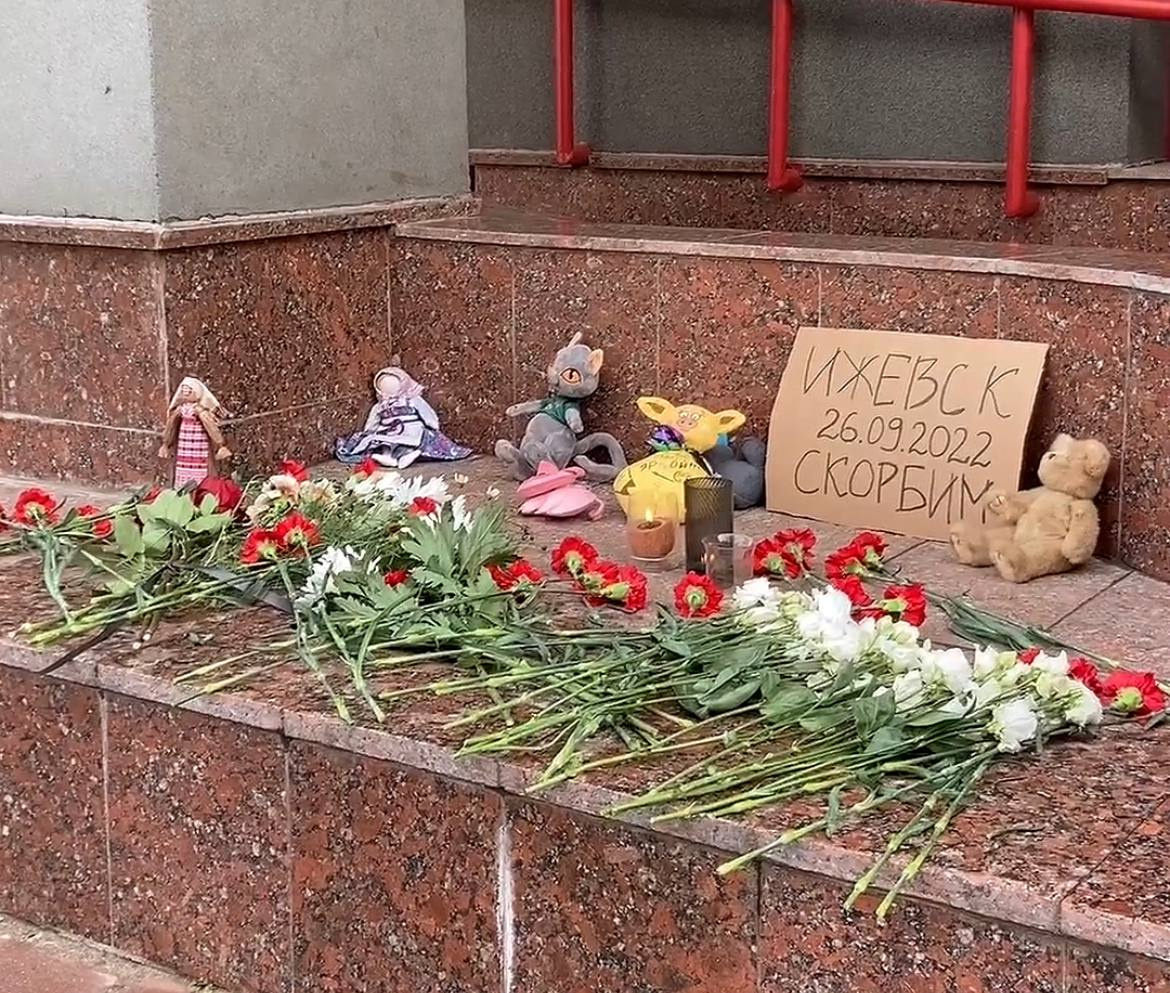 Трагедия 88 школе. Мемориал погибшим детям. Ижевск трагедия 2022 в школе.