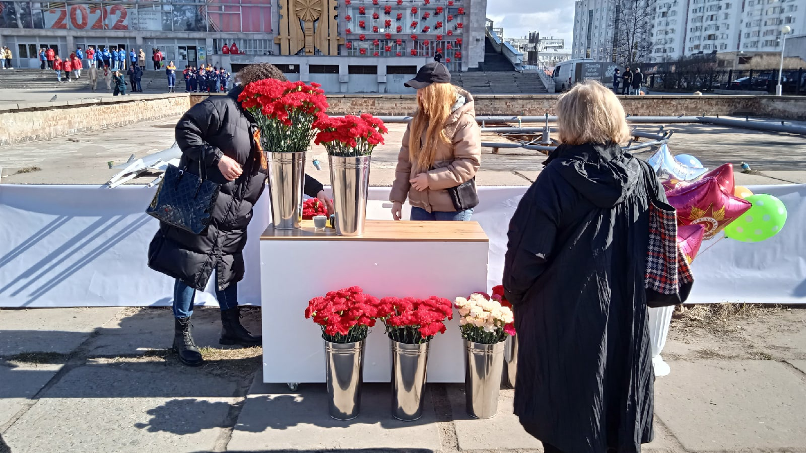Продают гвоздики. Одна штука — 100 рублей