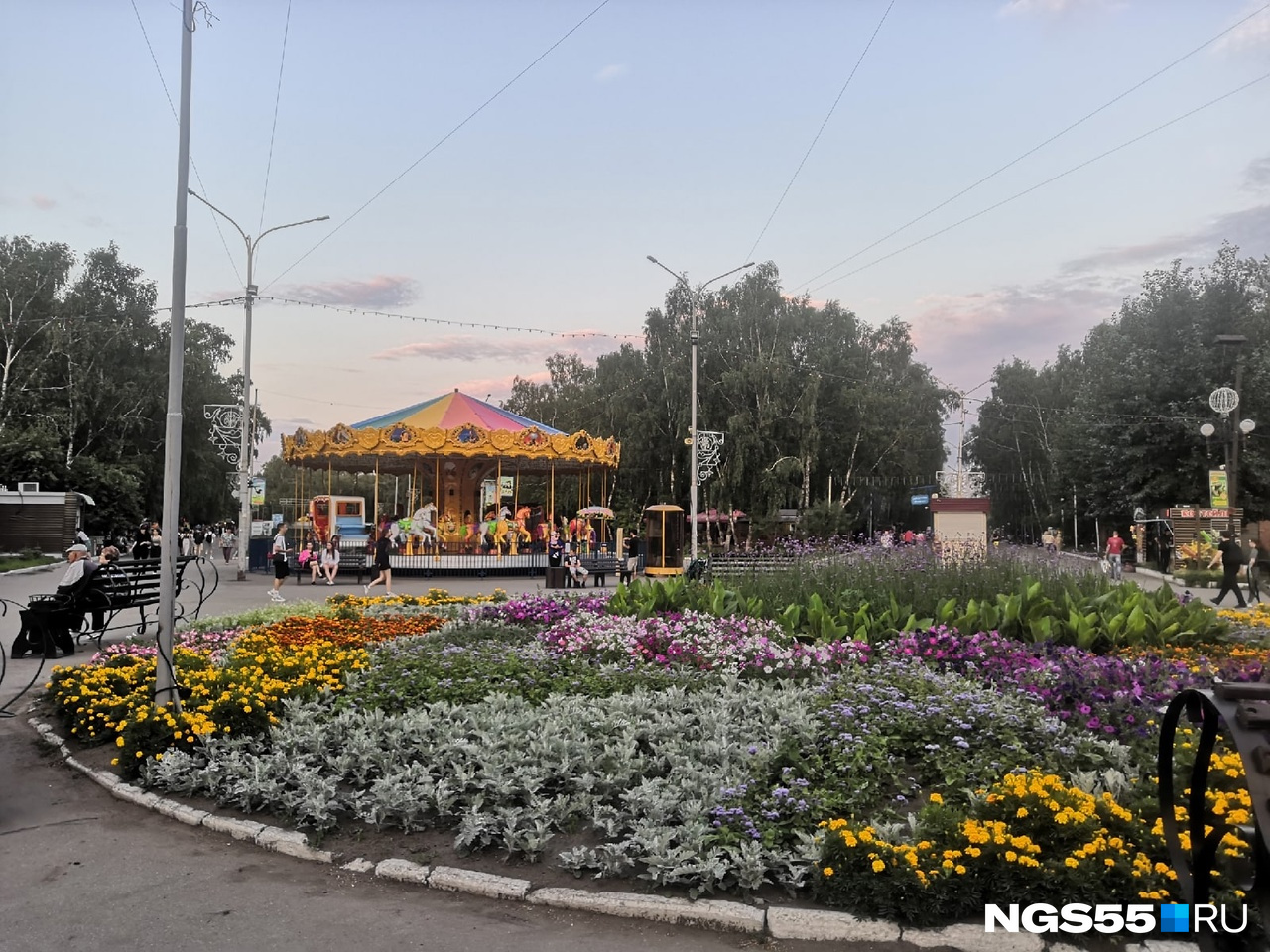 Карусель установлена недалеко от входа в парк Карусель установлена недалеко от входа в парк