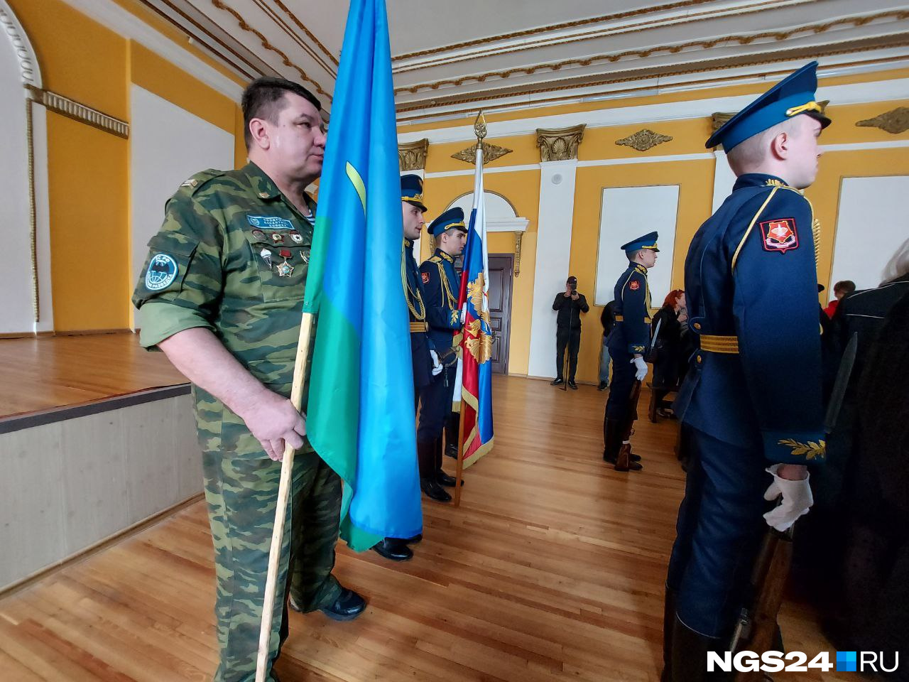 На панихиде дежурят военные и десантник с флагом войск. В армии Владислав служил в части ВДВ На панихиде дежурят военные и десантник с флагом войск. В армии Владислав служил в части ВДВ