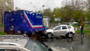 Протаранил легковушку и забор: в центре Ярославля почтовый грузовик угодил в ДТП