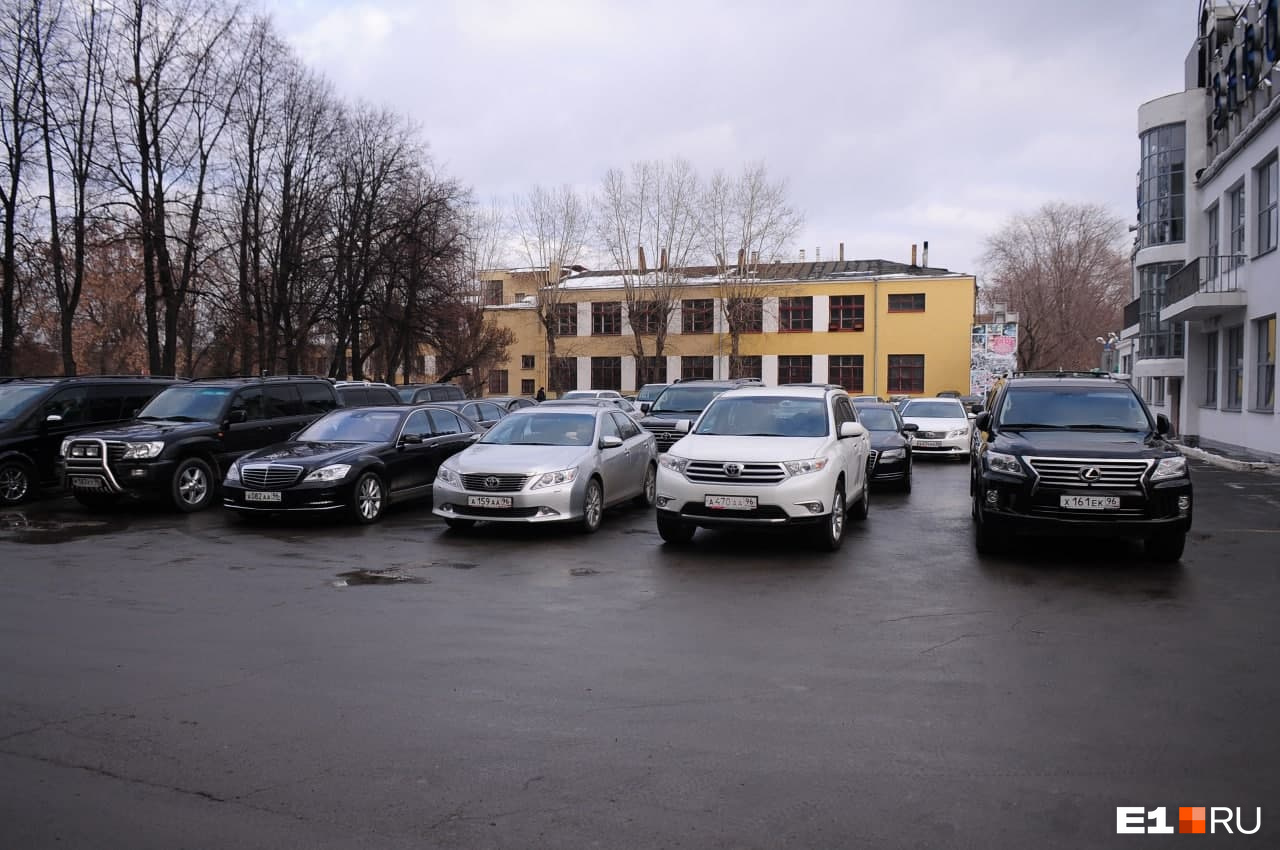 Модельный ряд автомобилей, которые закупают для госслужащих, разнообразен Модельный ряд автомобилей, которые закупают для госслужащих, разнообразен