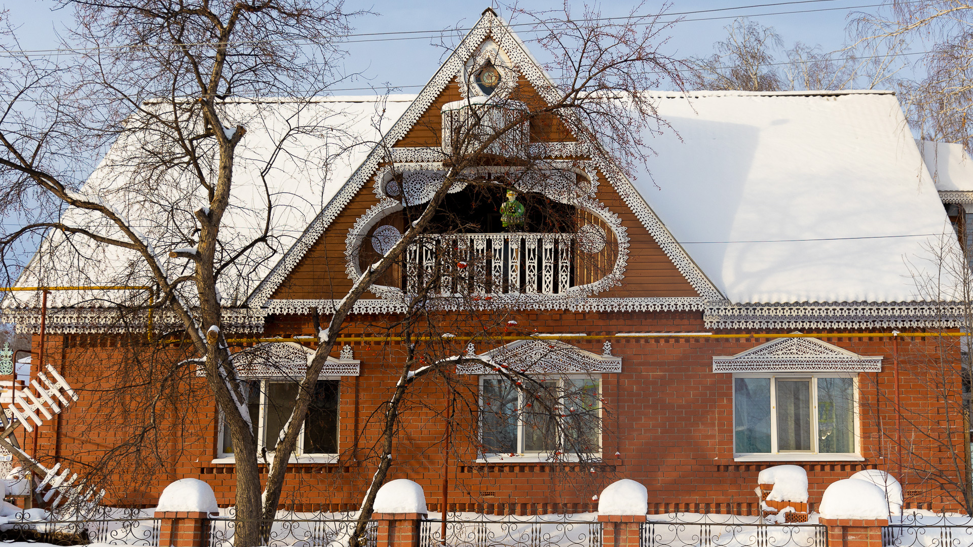 Пенсионер из Казанского района создал «кружевной» дом — посмотрите, как это красиво