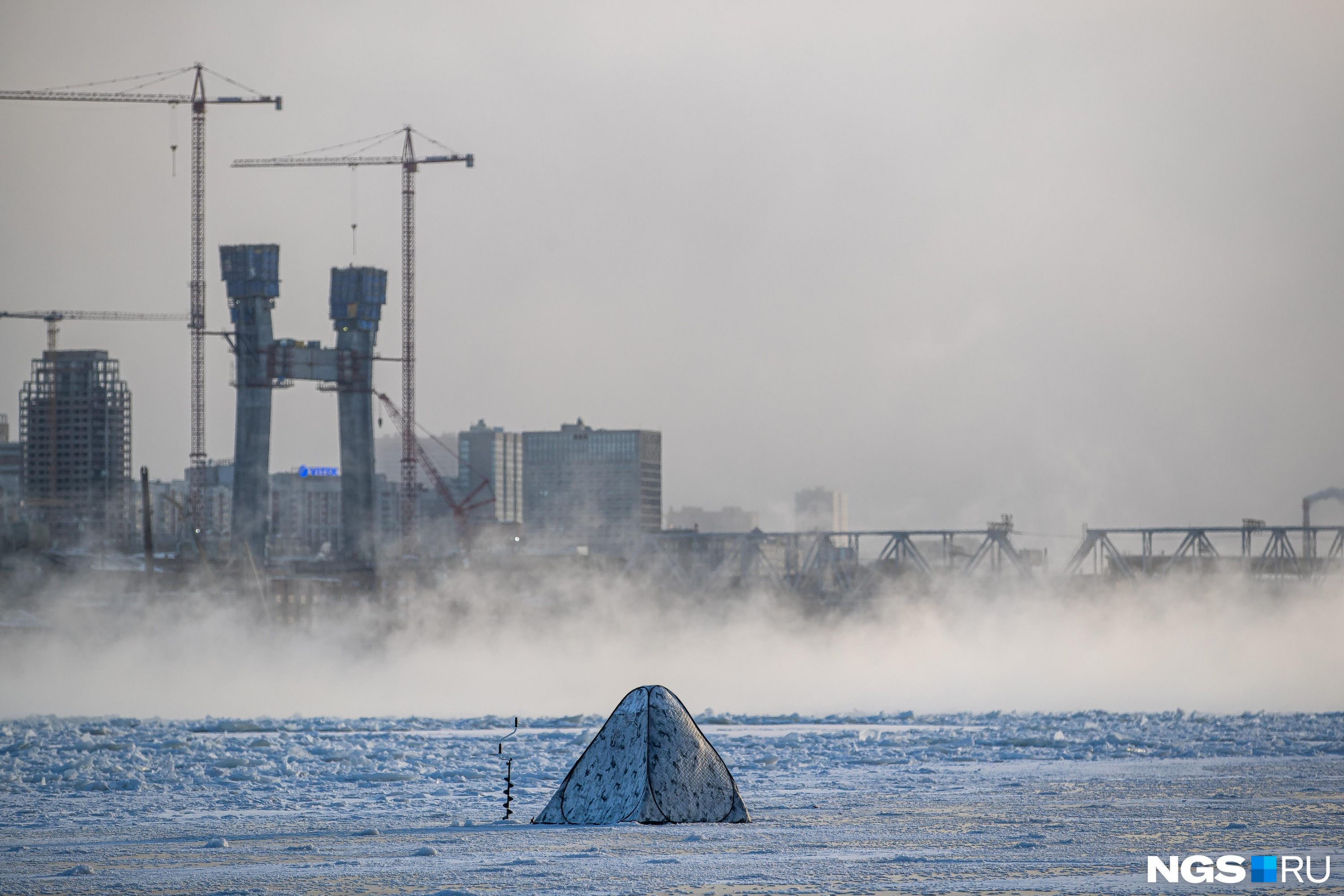 Кому-то холод не мешает заниматься любимым хобби: рыбаки начали выходить на лед