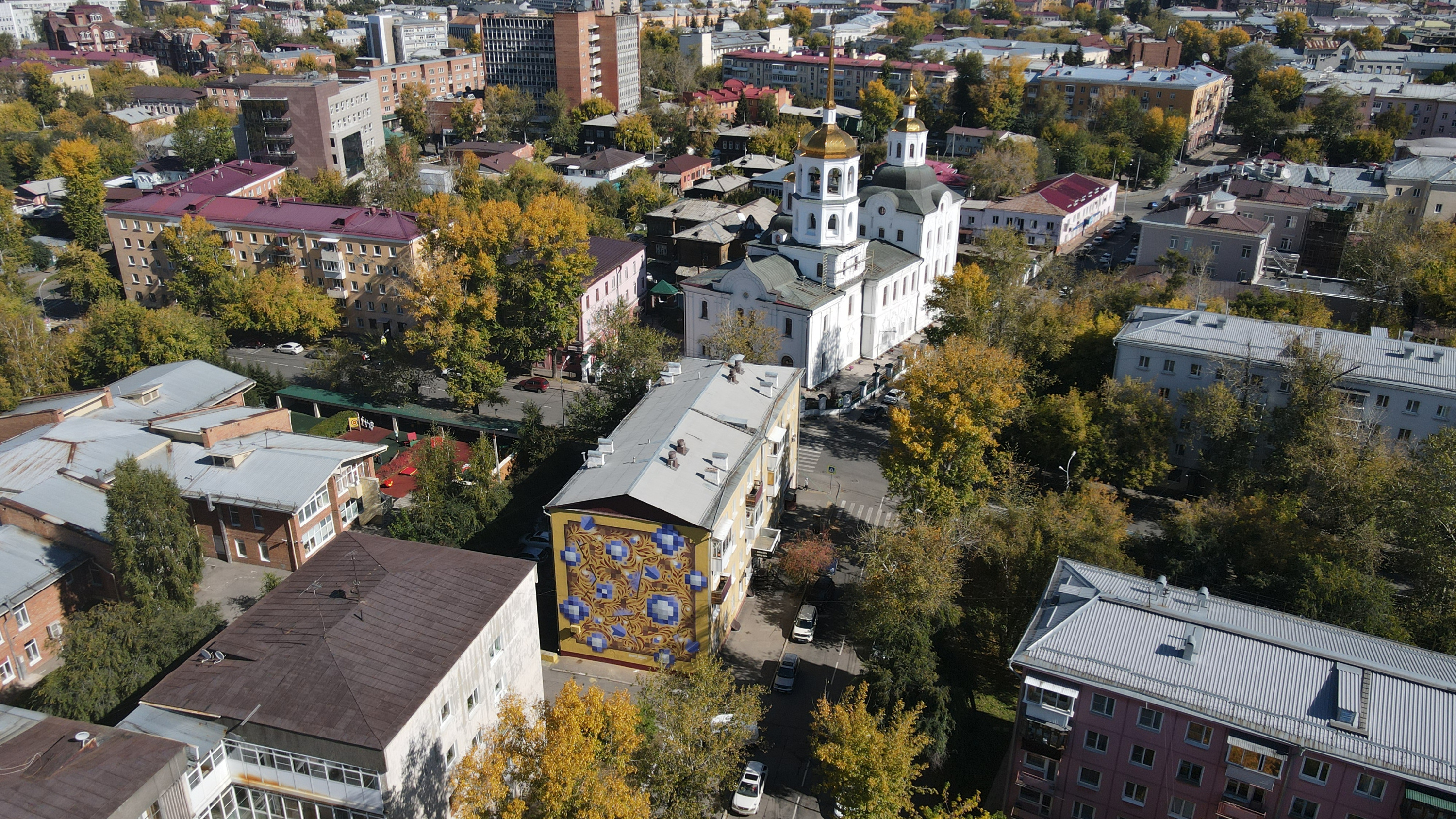 В Иркутске художники расписали фасады четырех домов, набережную и троллейбус. Показываем фото