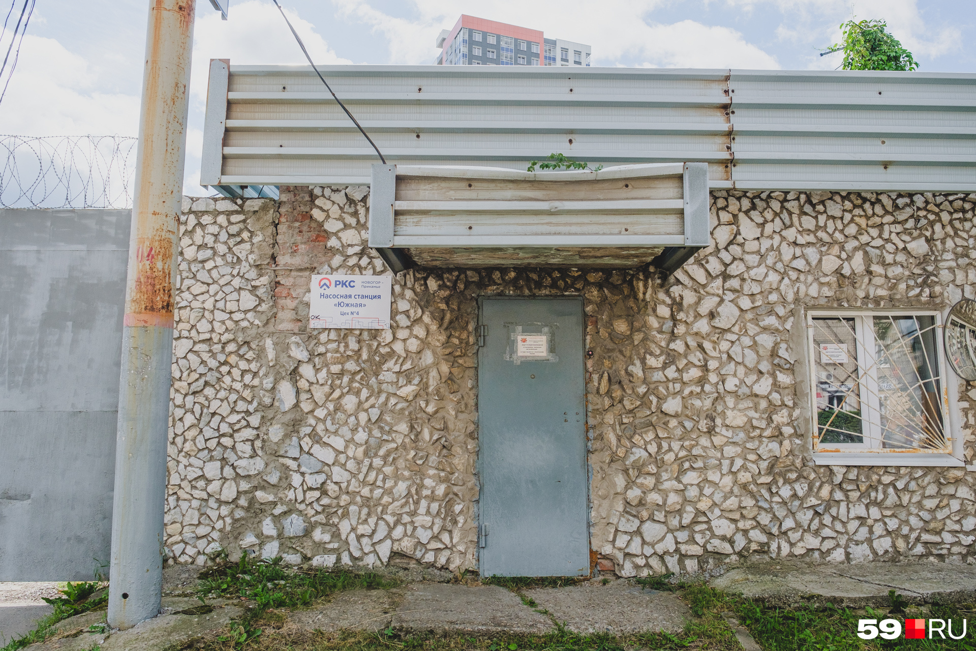Если присмотреться, со стороны улицы Белинского можно заметить дверь и небольшую вывеску с текстом — «Насосная станция "Южная"»