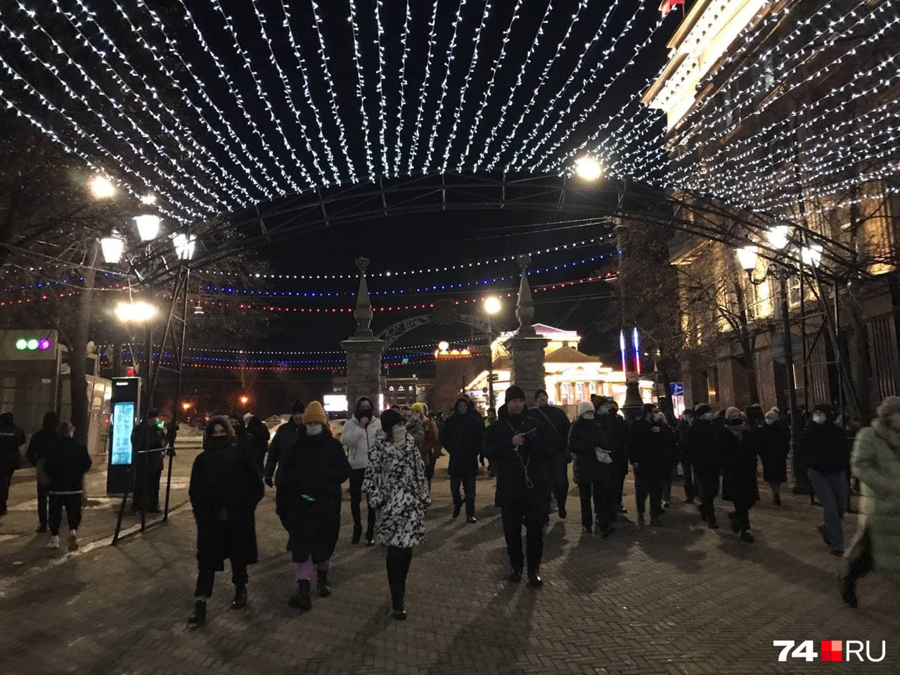 От площади Революции участники акции протеста двинулась вниз по Кировке...