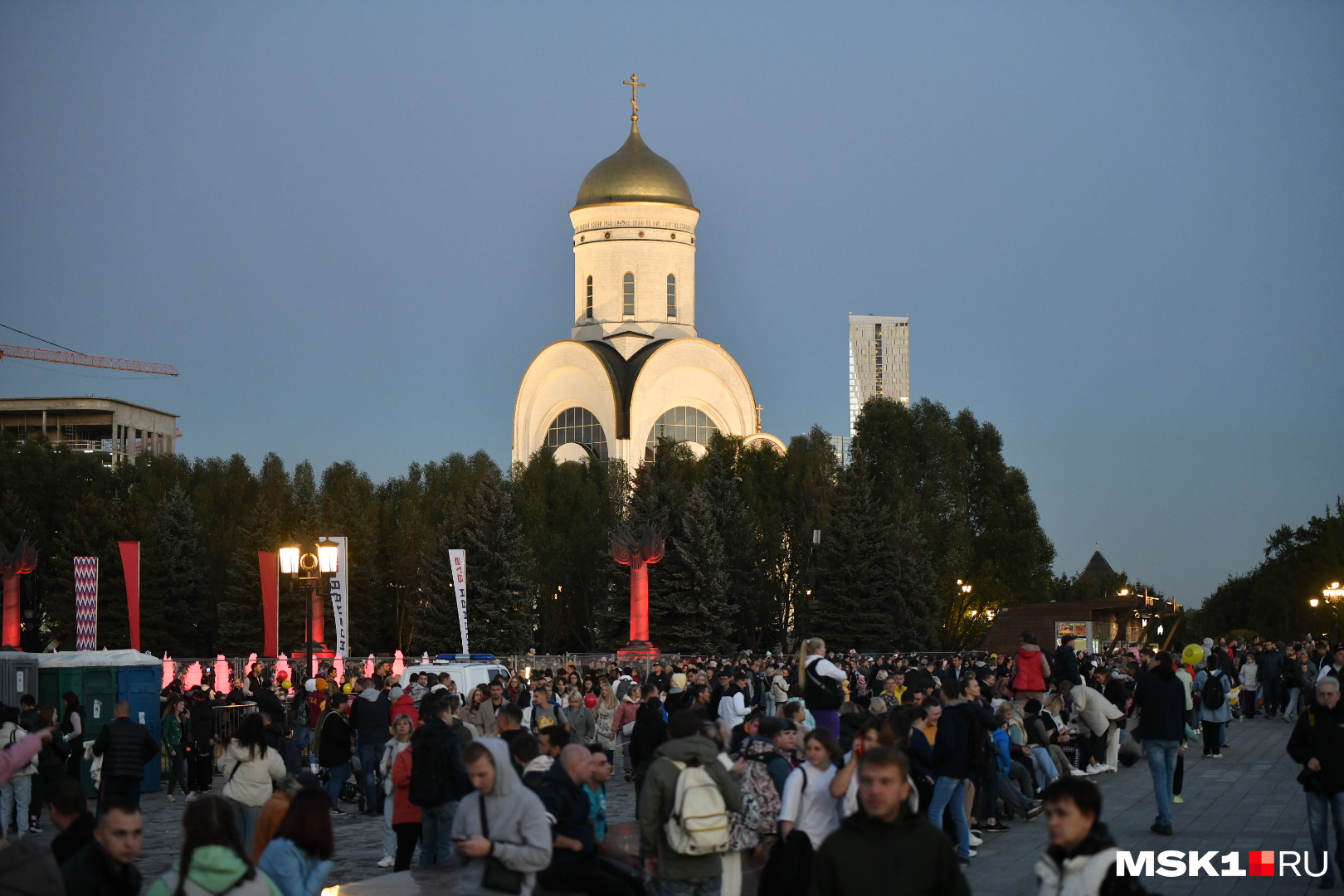 Покажи день города москвы. С днем города. Москва днем. День города Москва 2022 фото. Толпа в Москве день города.