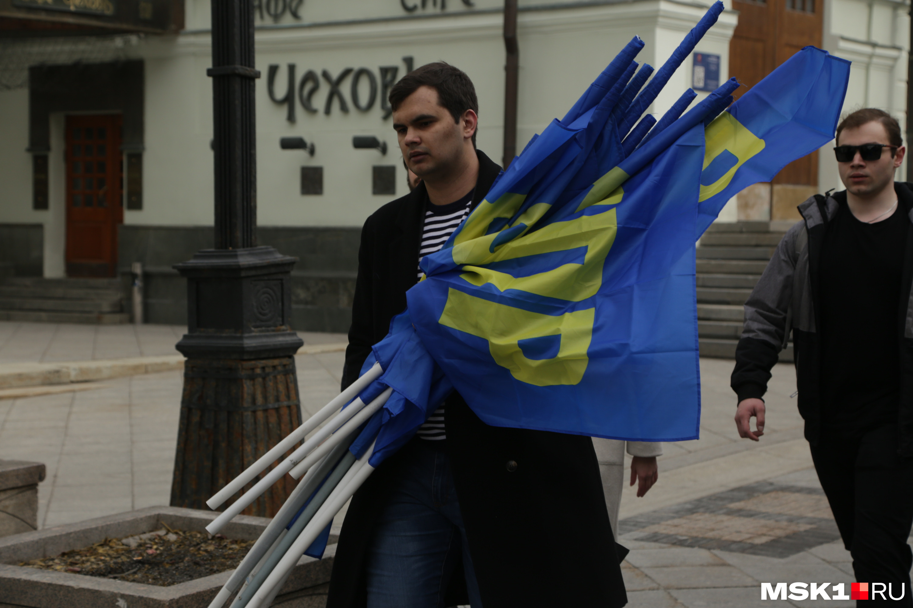 Мужчина с флагами ЛДПР на улицах Москвы