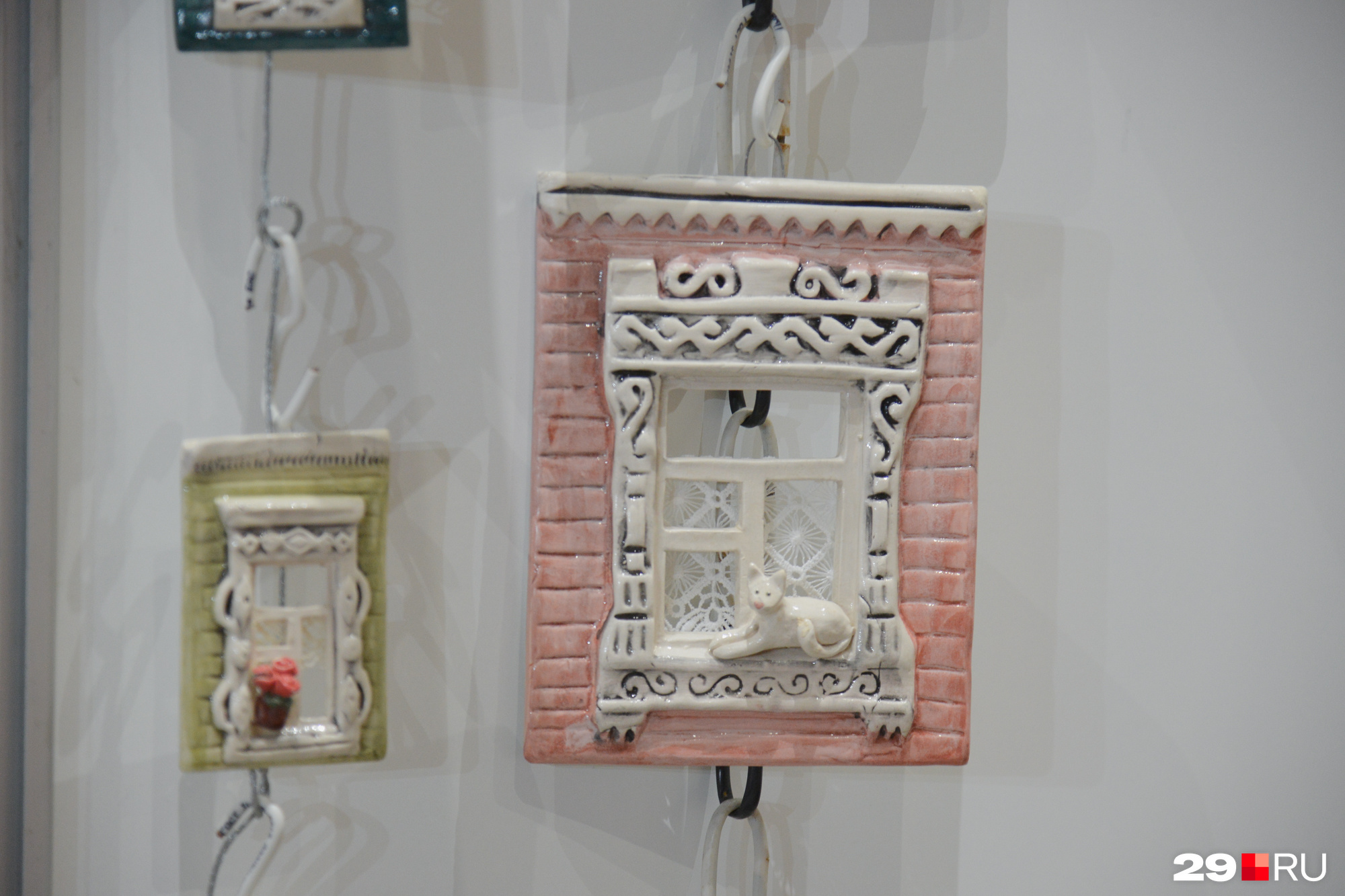 Уютные окошки из керамики от вологодских мастеров. Увидели в «Норд Экспо», цена — от 600 рублей