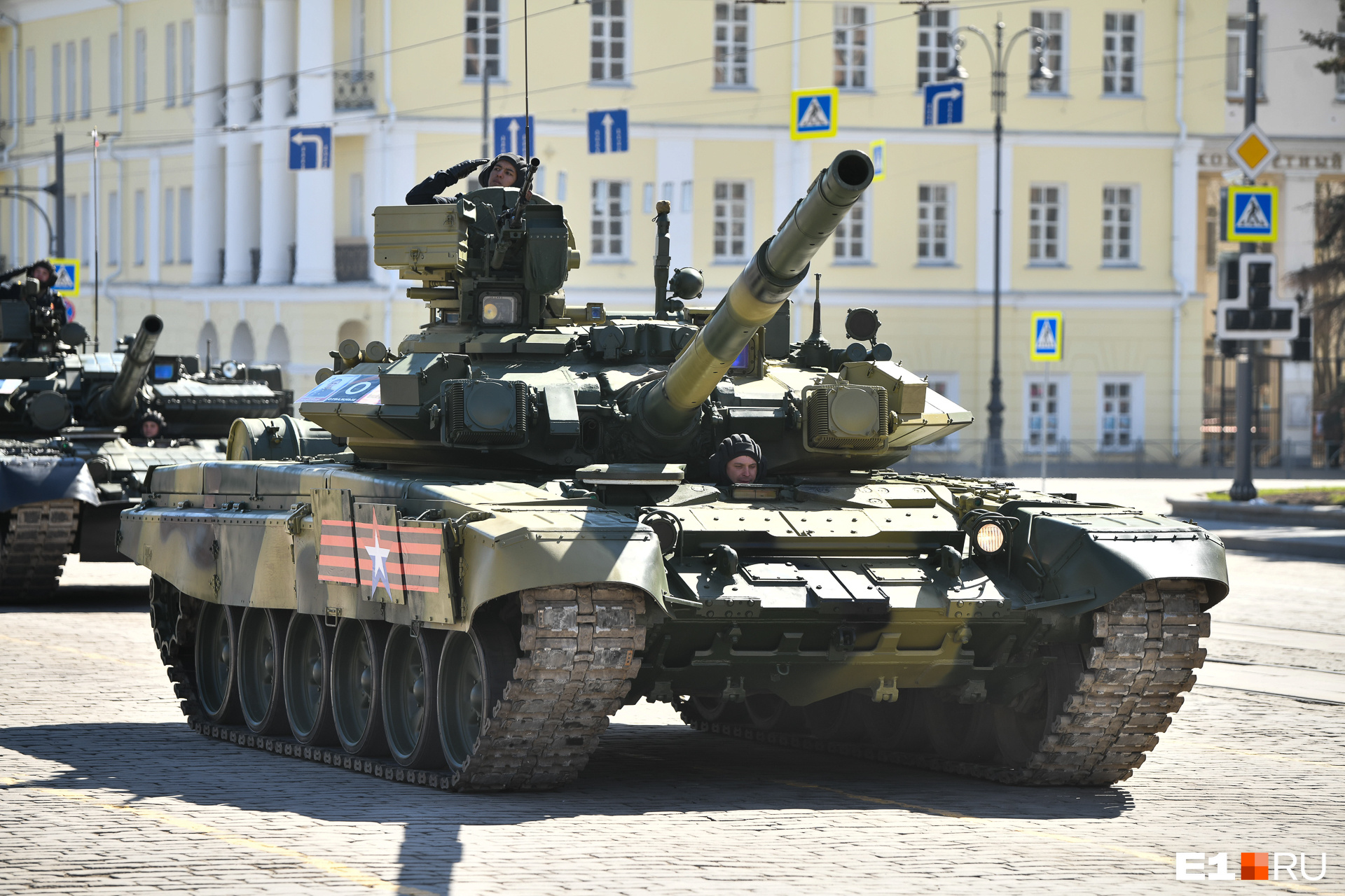 Танк Т-90АК впервые принимает участие в параде Танк Т-90АК впервые принимает участие в параде
