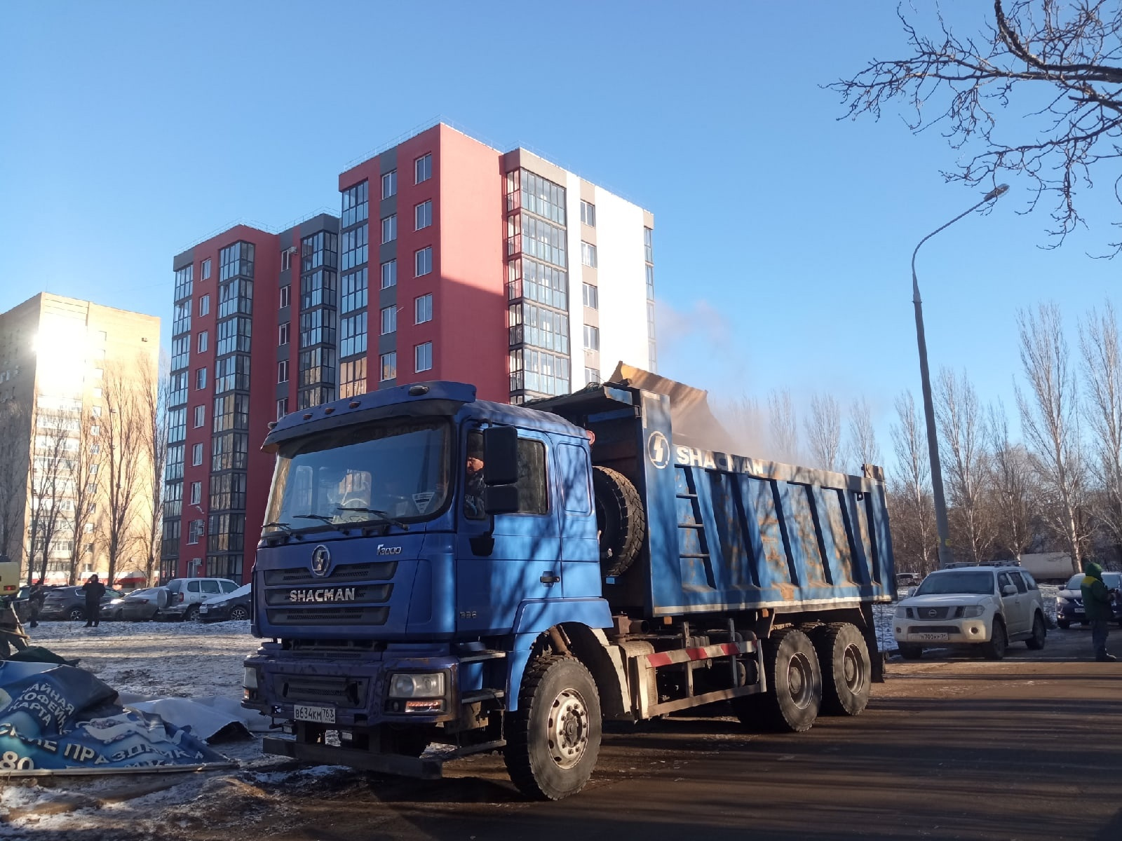 Машины грузят и увозят мусор, оставшийся от демонтажа кафе Машины грузят и увозят мусор, оставшийся от демонтажа кафе