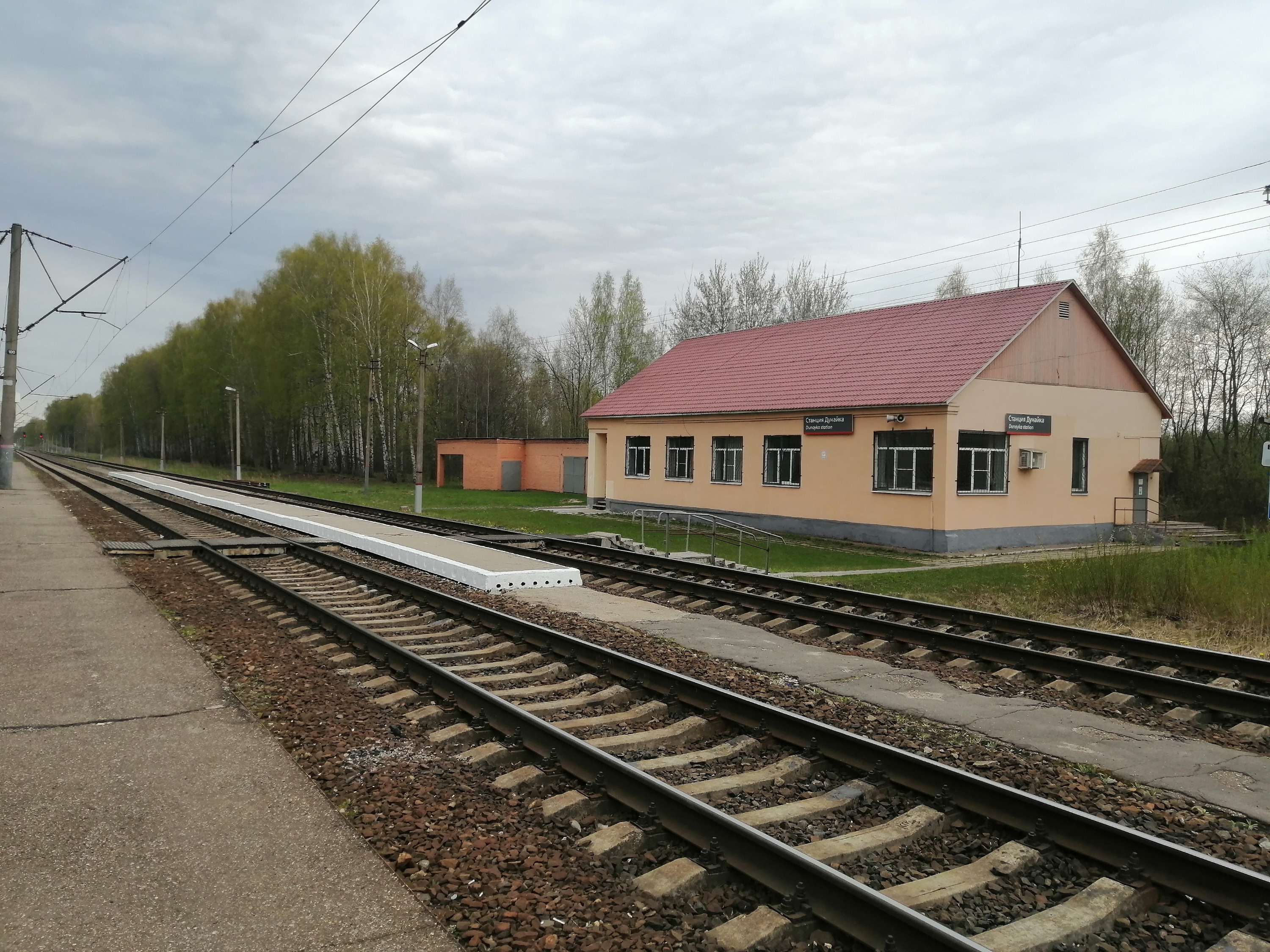 На станции Дунайка есть платформа и переходы, но люди пересекают пути в другом месте На станции Дунайка есть платформа и переходы, но люди пересекают пути в другом месте