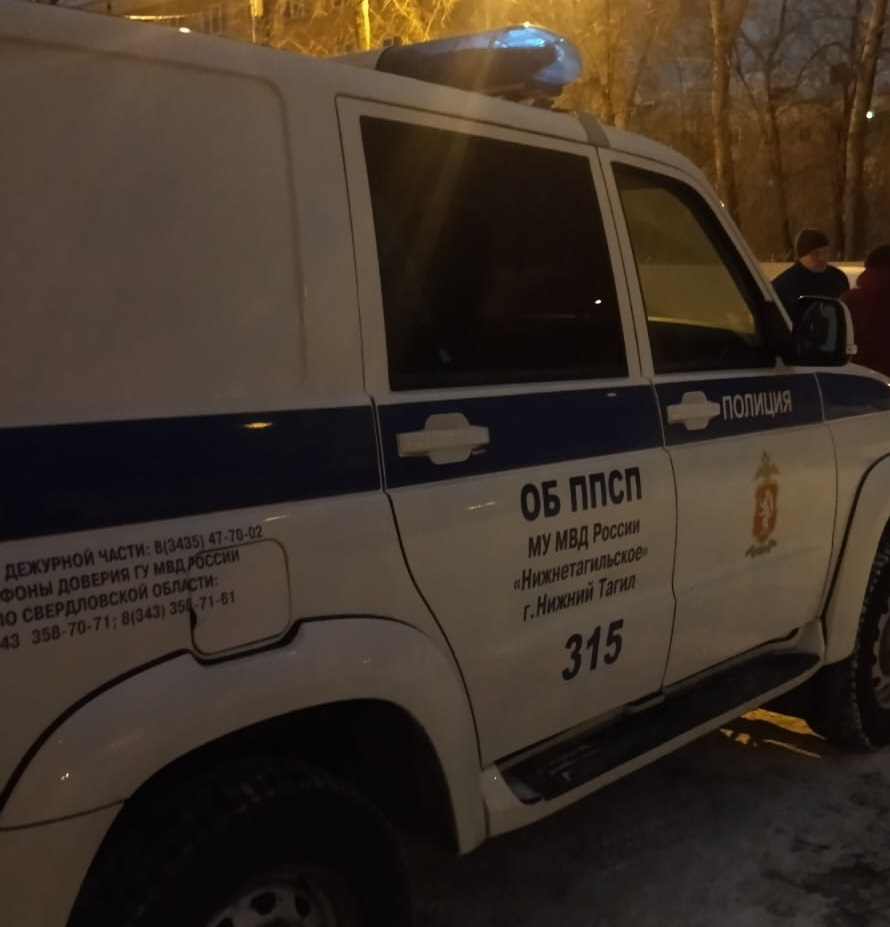 В заднем отсеке этого уазика везли задержанных В заднем отсеке этого уазика везли задержанных