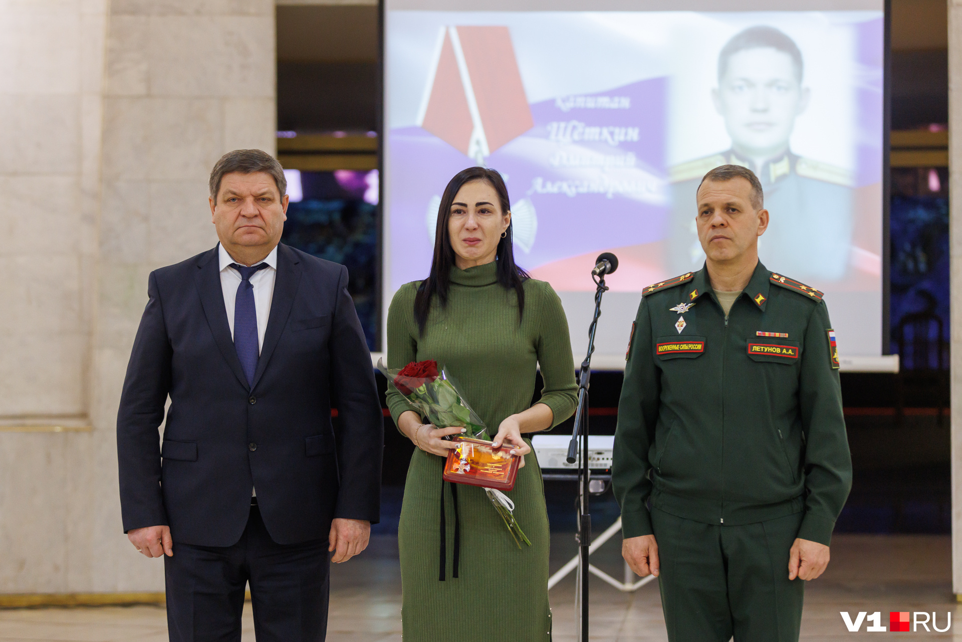 Супруга военного забрала орден из рук военного комиссара Супруга военного забрала орден из рук военного комиссара