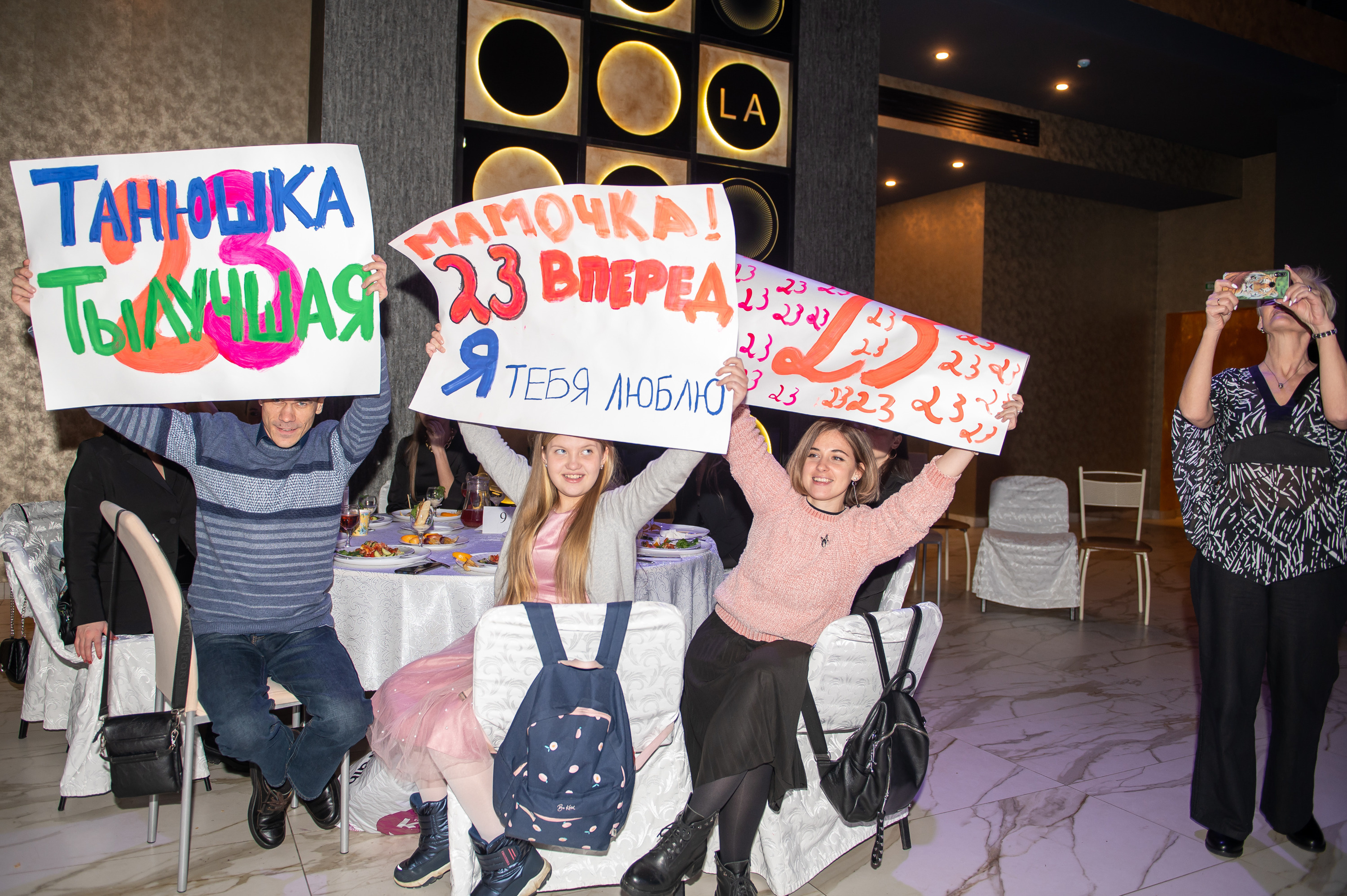 Поддержать красоток пришли друзья, мужья и дети Поддержать красоток пришли друзья, мужья и дети