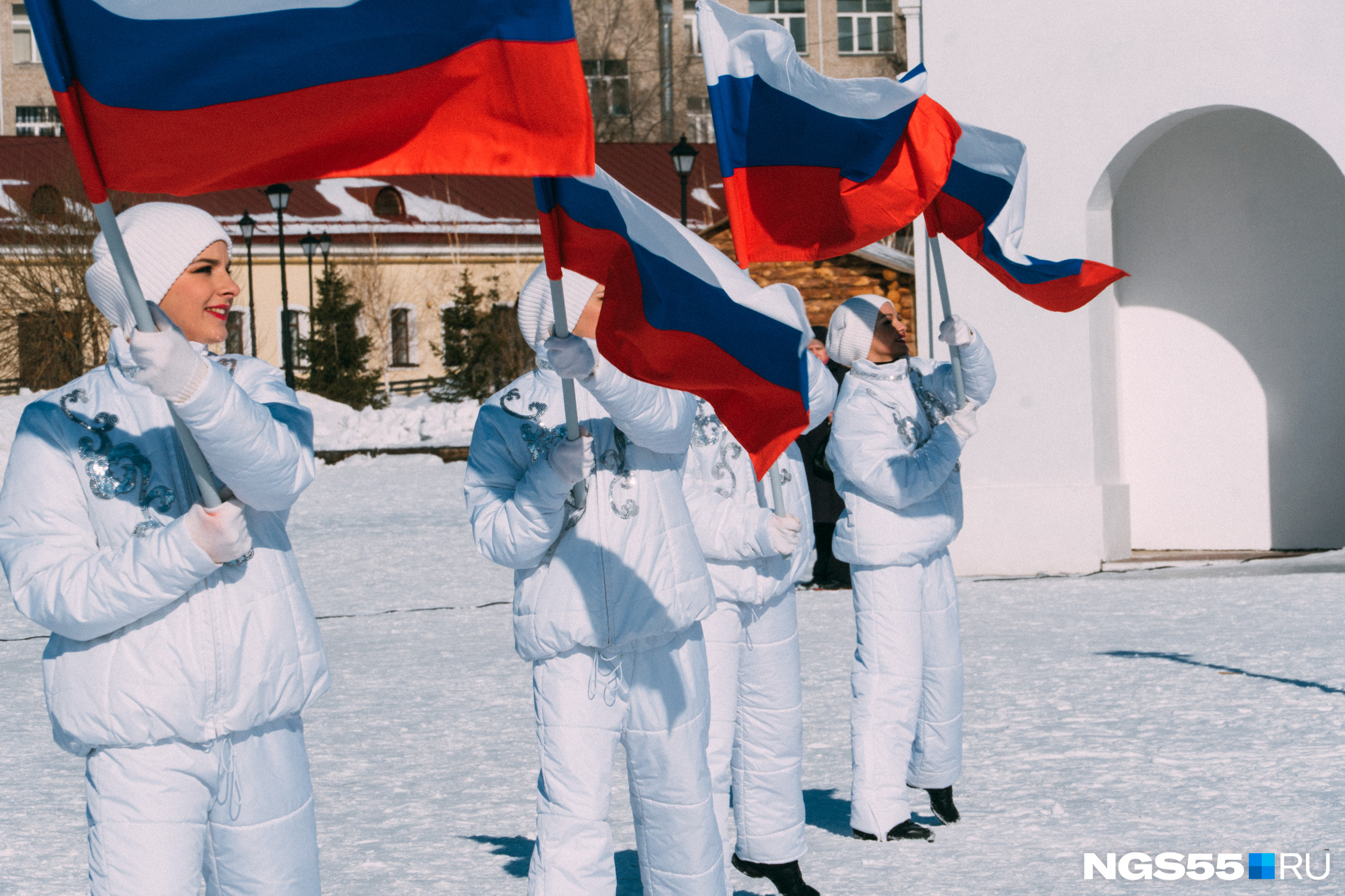 На мероприятии было много российских флагов. В начале акции девушки размахивали ими под патриотическую песню