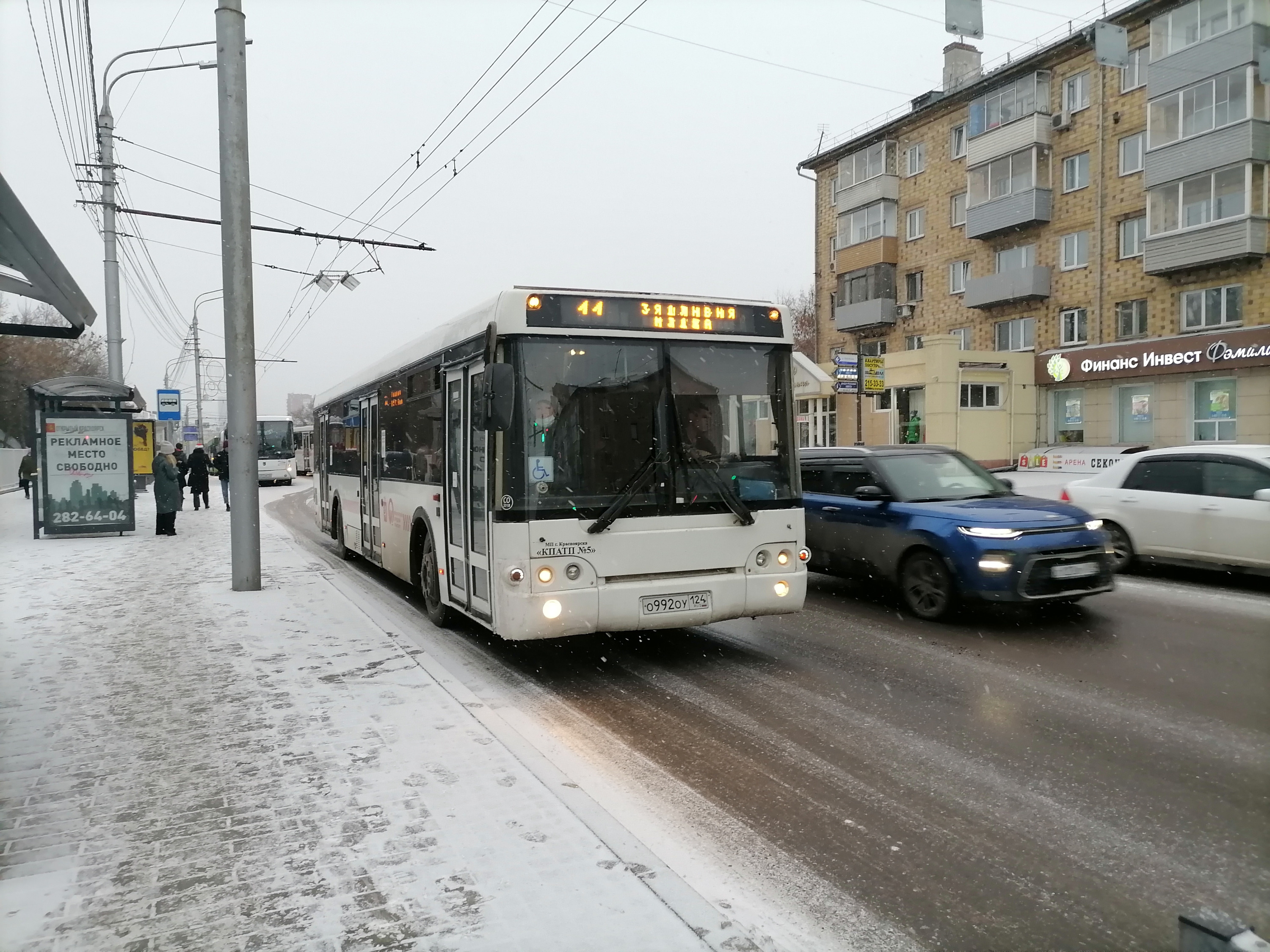 К стадиону «Локомотив» автобус опустел больше, чем наполовину