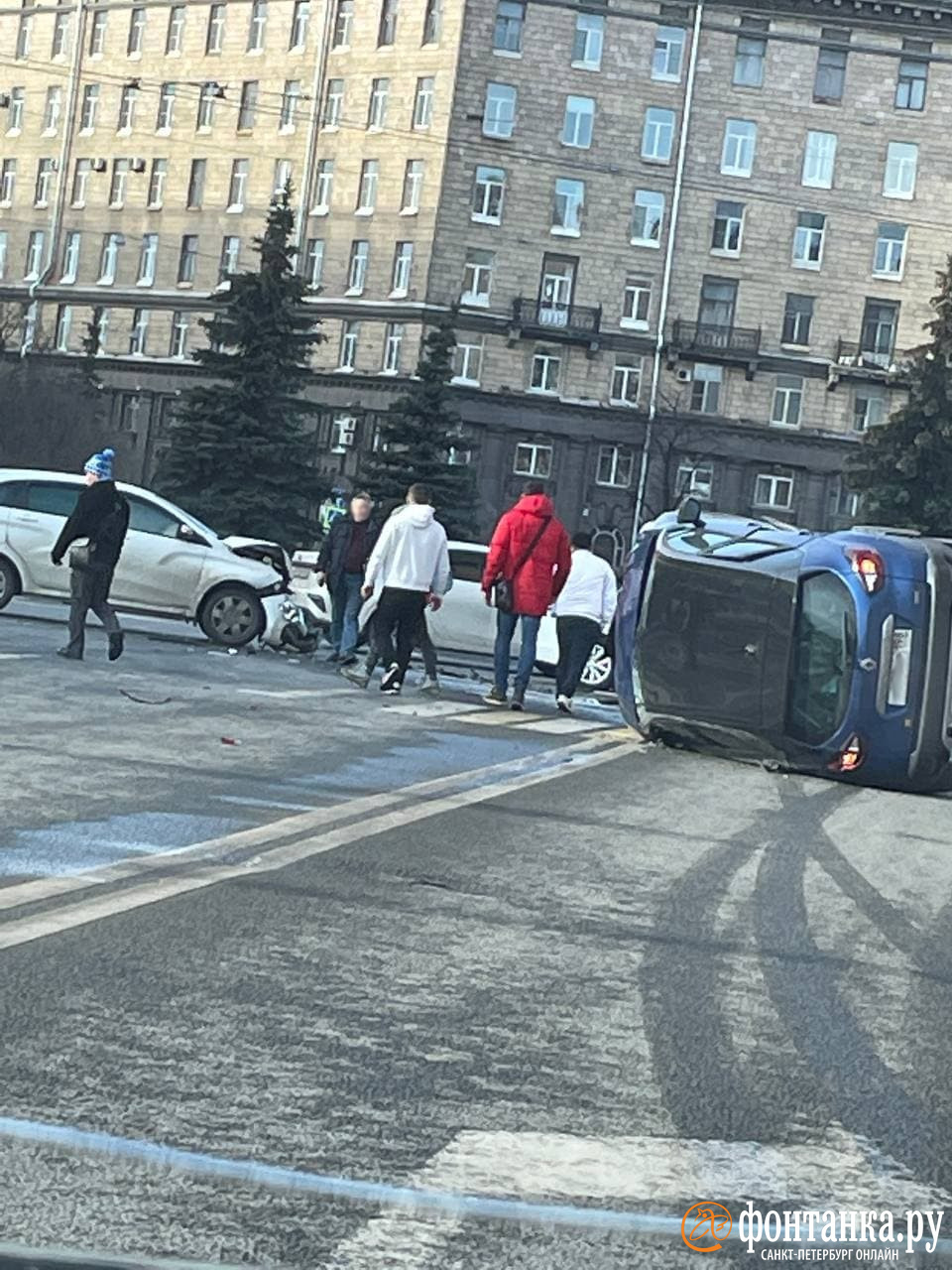 Рено» уложили отдыхать на Комсомольской площади. Водителю очевидцы помогали  вылезти - 21 февраля 2022 - ФОНТАНКА.ру