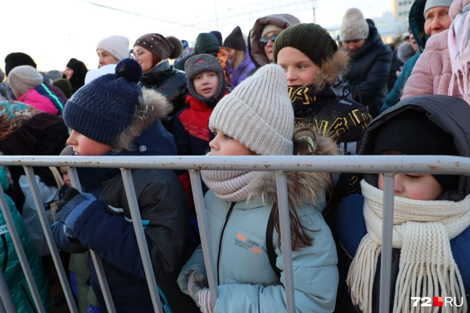 Дети замерли в ожидании прибытия поезда с Дедом Морозом