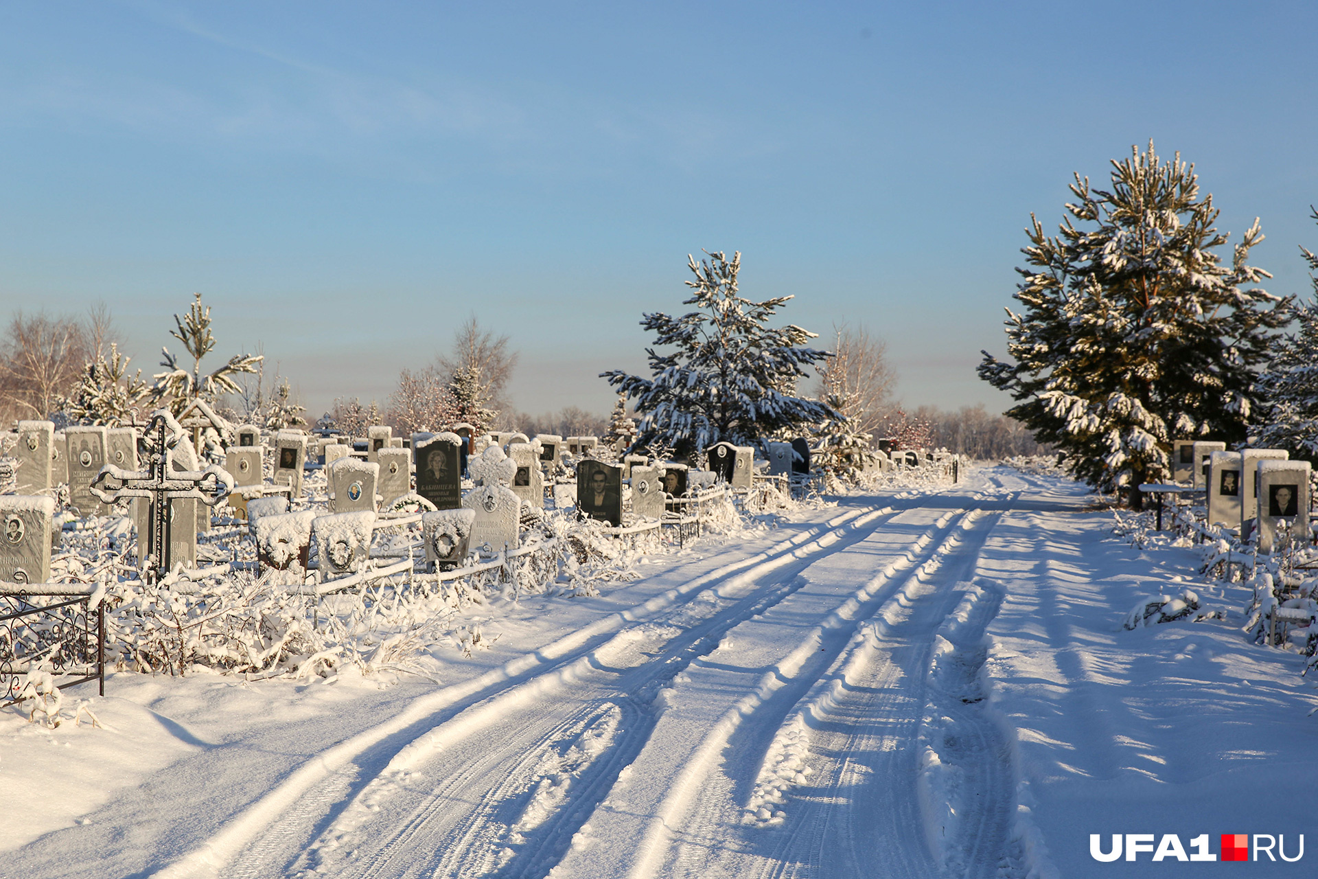 Родные усопших приезжают на кладбище даже зимой