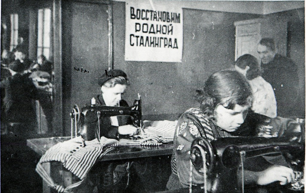 Студенты и преподаватели Куйбышевского швейного техникума шьют одежду в подарок населению героического Сталинграда. Апрель 1943 года Студенты и преподаватели Куйбышевского швейного техникума шьют одежду в подарок населению героического Сталинграда. Апрель 1943 года