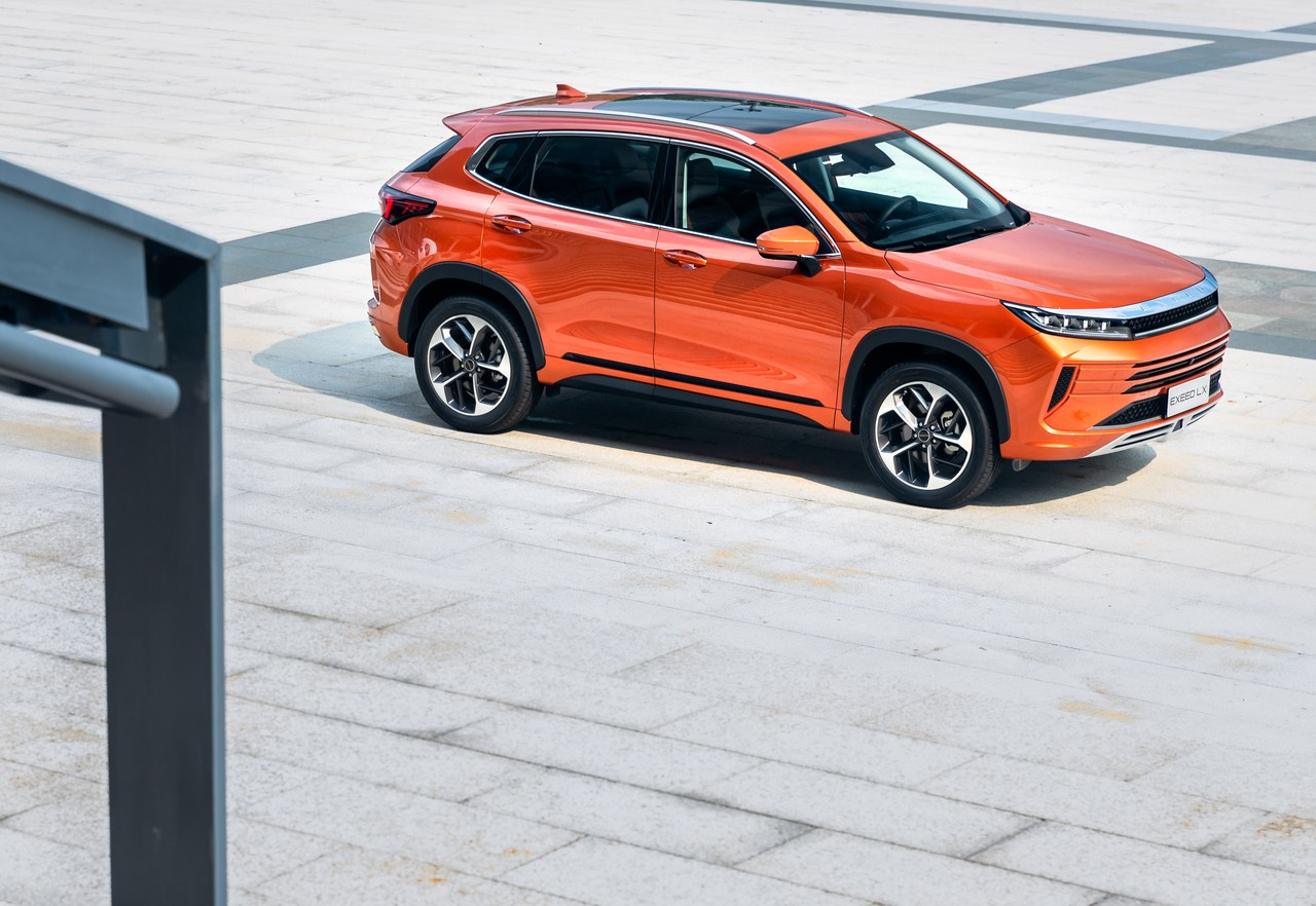 Под брендом Exeed марка Chery выпускает машины чуть более высокого уровня. На фото — LX Под брендом Exeed марка Chery выпускает машины чуть более высокого уровня. На фото — LX