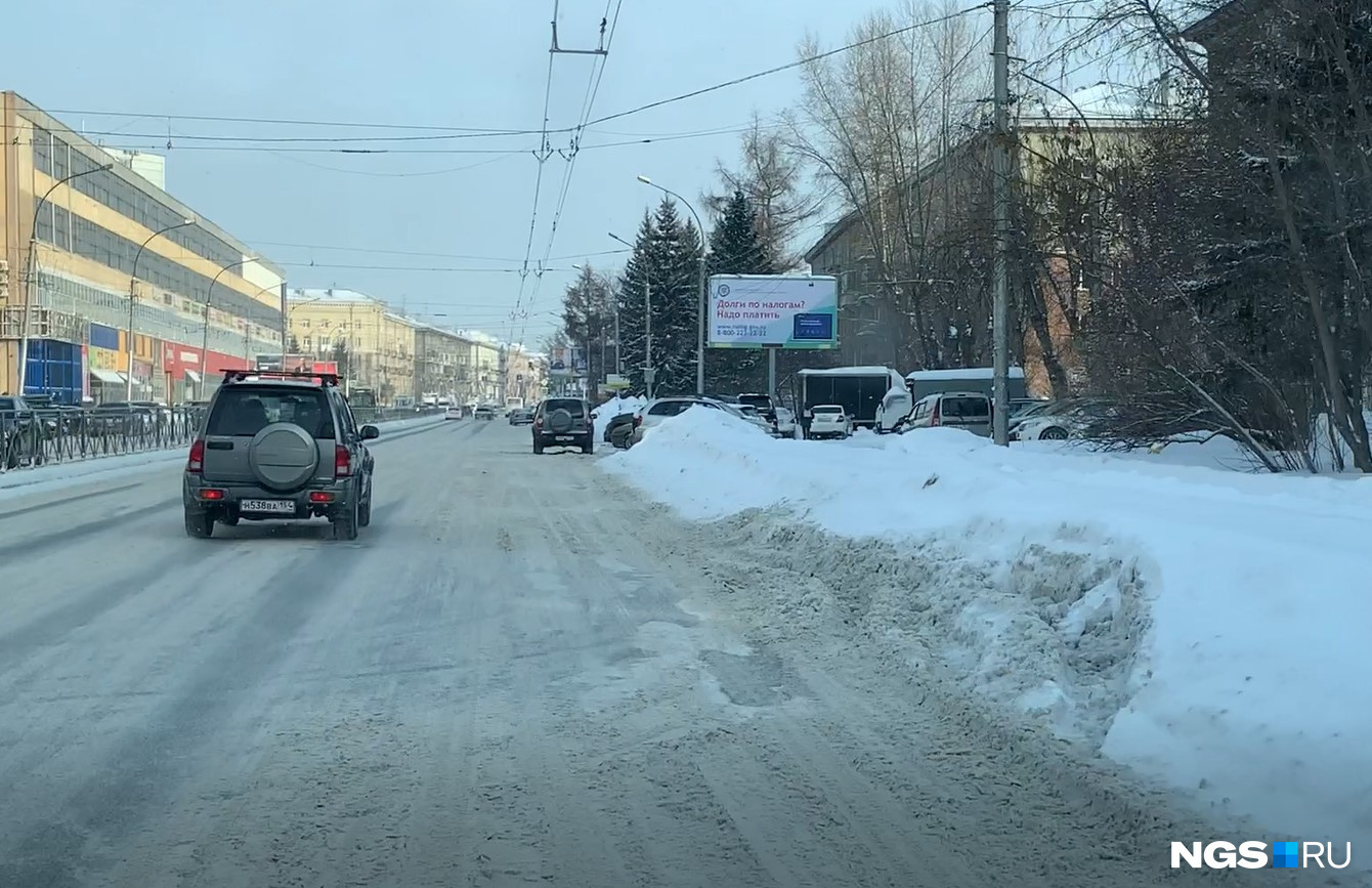 Красный проспект, Ипподромская и другие улицы потеряли по полосе из-за  снежных валов — почему их не убирают, Новосибирск - 19 января 2023 - НГС