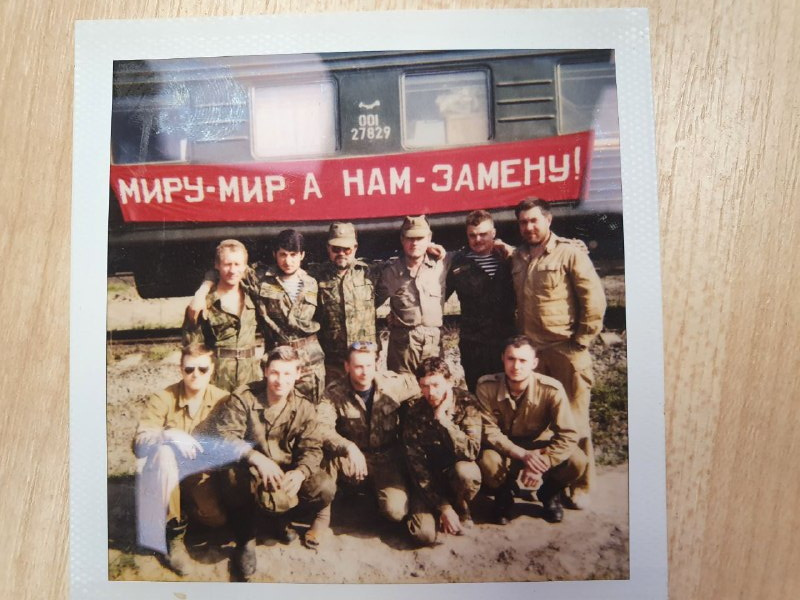 Фотография времен первой Чеченской войны. Владимир — второй слева в первом ряду