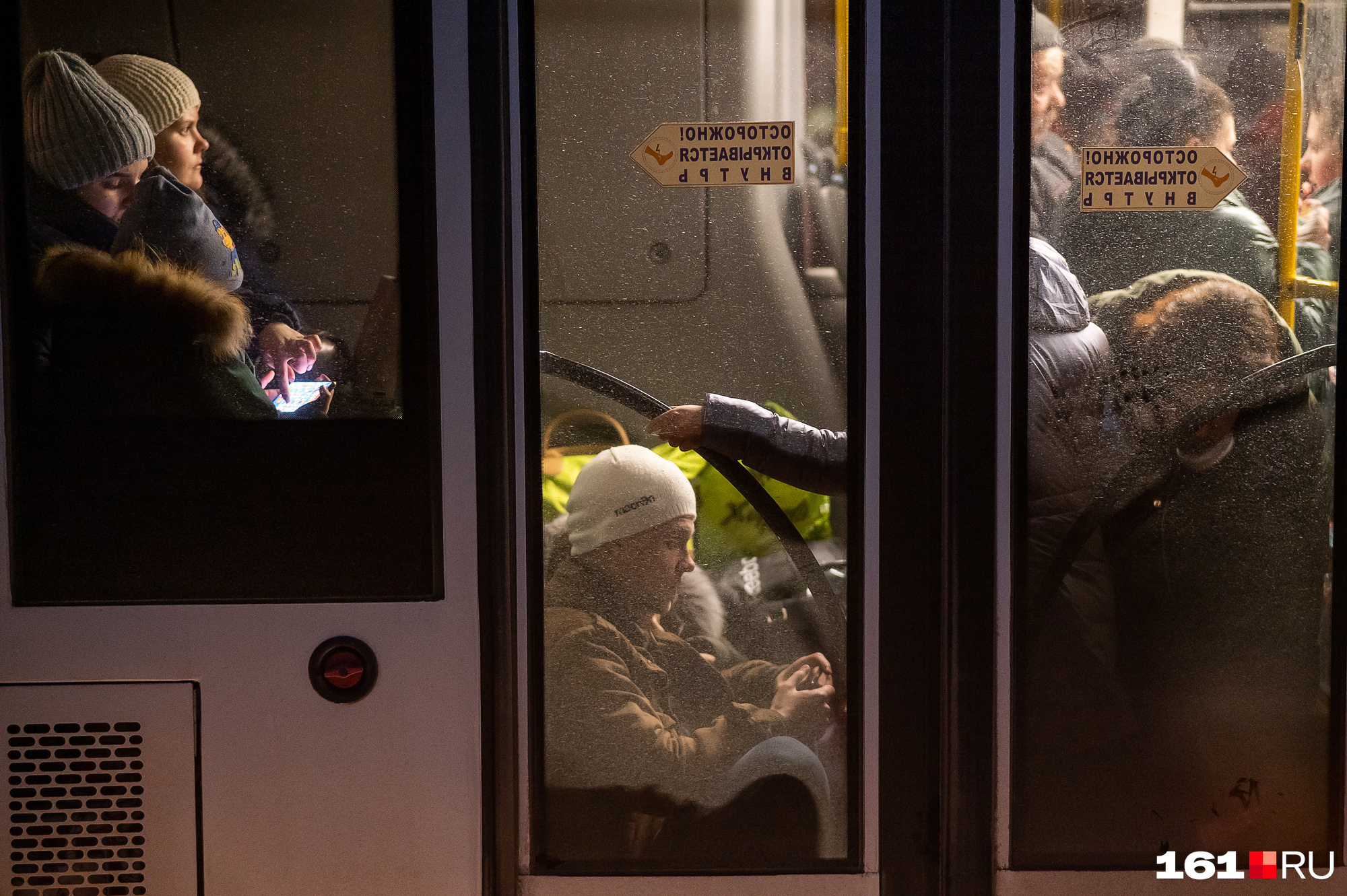Холодно в 3 степени. Метро экраны. Ситуация в метро. Беженцы фото. Украинские беженцы.