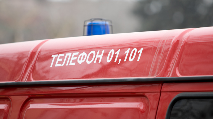В Новокузнецке загорелось нежилое двухэтажное здание: комментарий МЧС