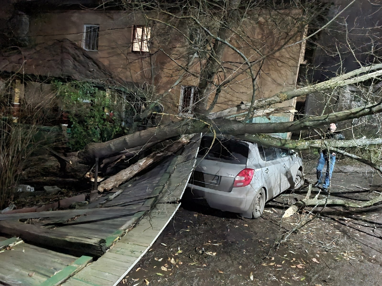 На улице Гужевой недалеко от Туговой горы в Ярославле на автомобиль рухнули дерево и забор