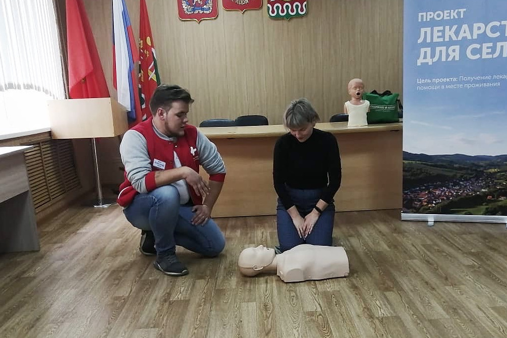 На занятиях учат, как своими силами помочь человеку до приезда скорой На занятиях учат, как своими силами помочь человеку до приезда скорой