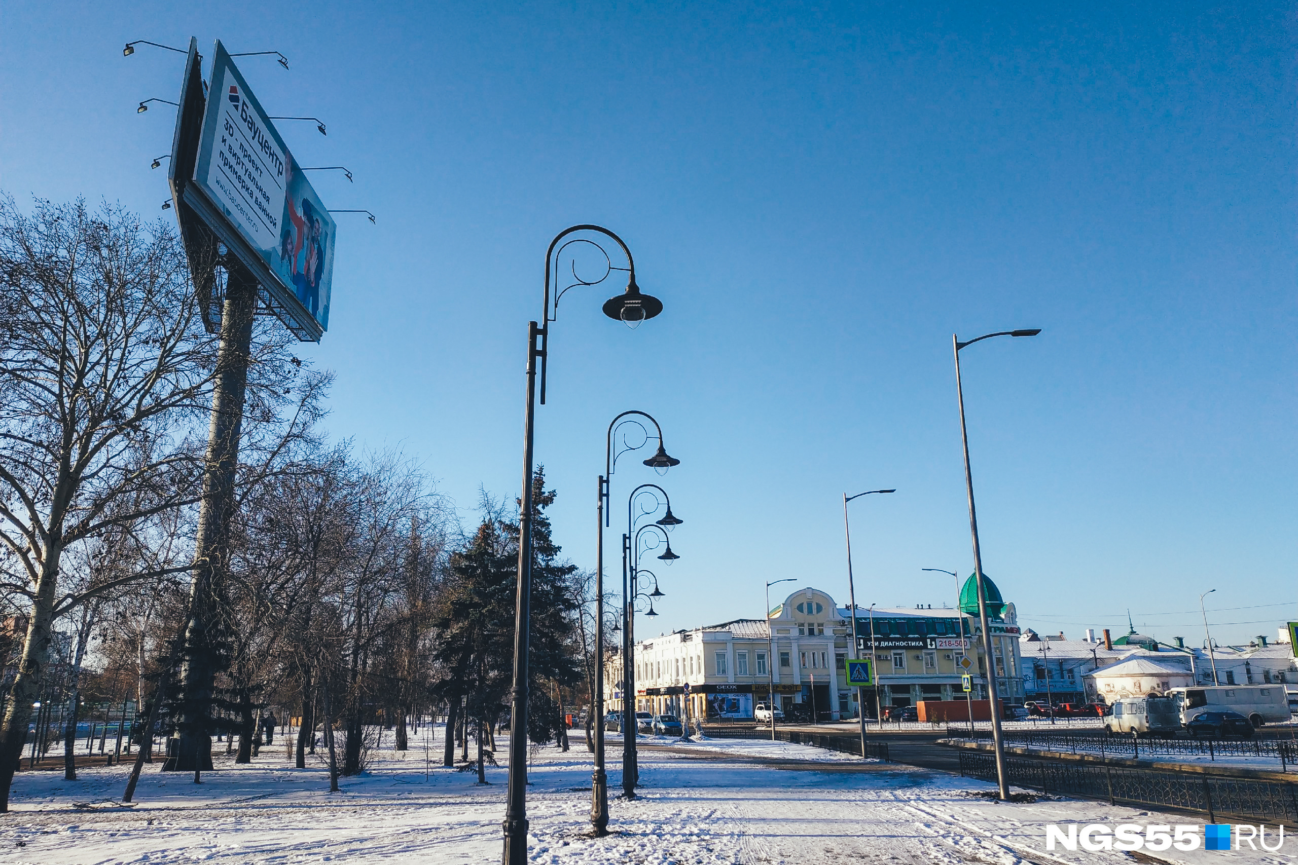 Лазерное поздравление на стене дома