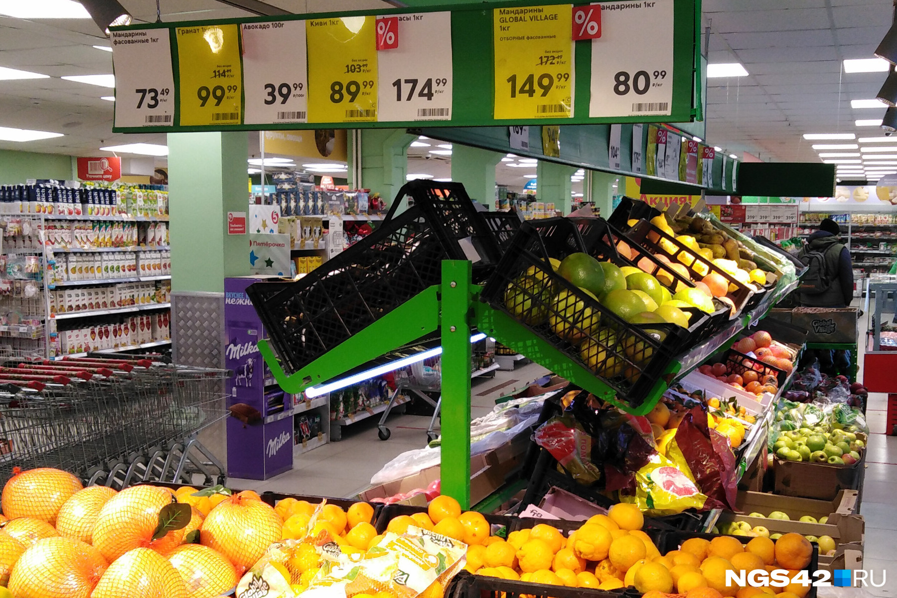 Выбор мандаринов тут гораздо богаче — покупателям предлагают сразу четыре вида, цена на которые начинается от 73,49 за обычные до 229,99 рубля за мини-версию фрукта