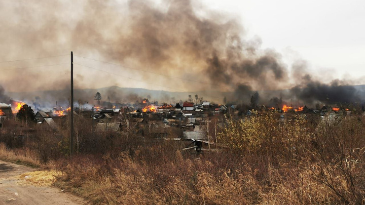 15 дачных домов горят в поселке Братского района — пожар тушат уже полдня