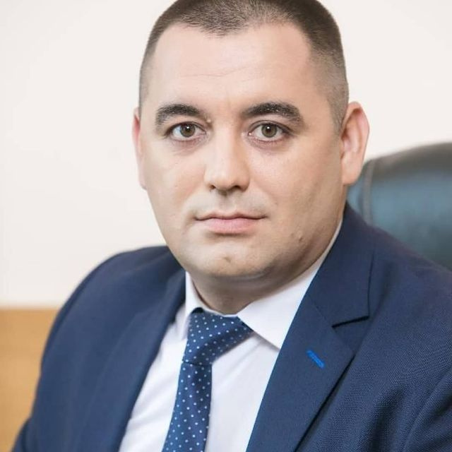Чиновник сменил много должностей Чиновник сменил много должностей