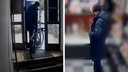 Сибиряк украл секс-игрушку с витрины, спрятал за пазуху и сбежал на велосипеде — видео кражи
