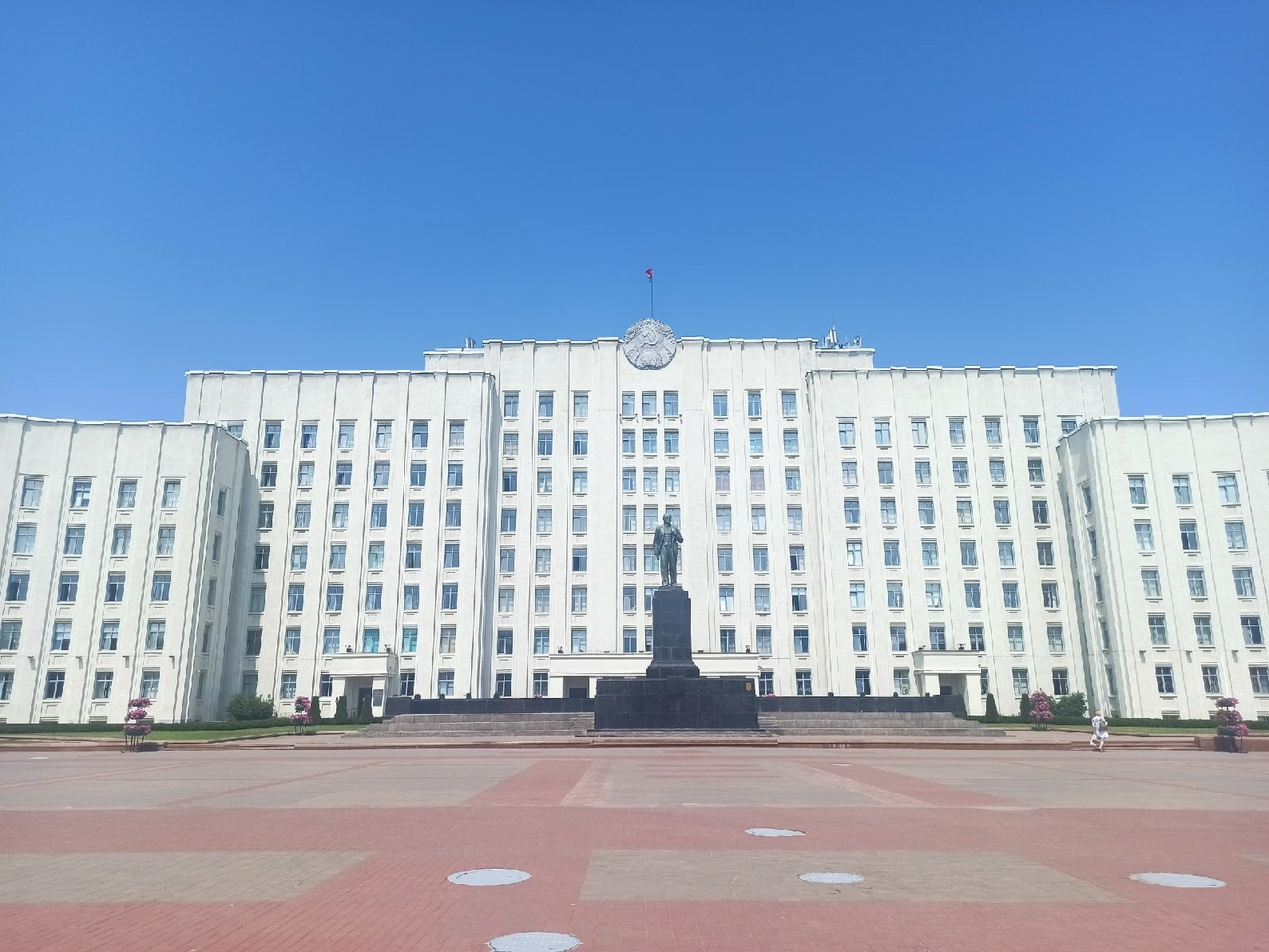 Одно время власти Беларуси хотели перенести столицу республики в Могилев. Там даже построили площадь, как в Минске